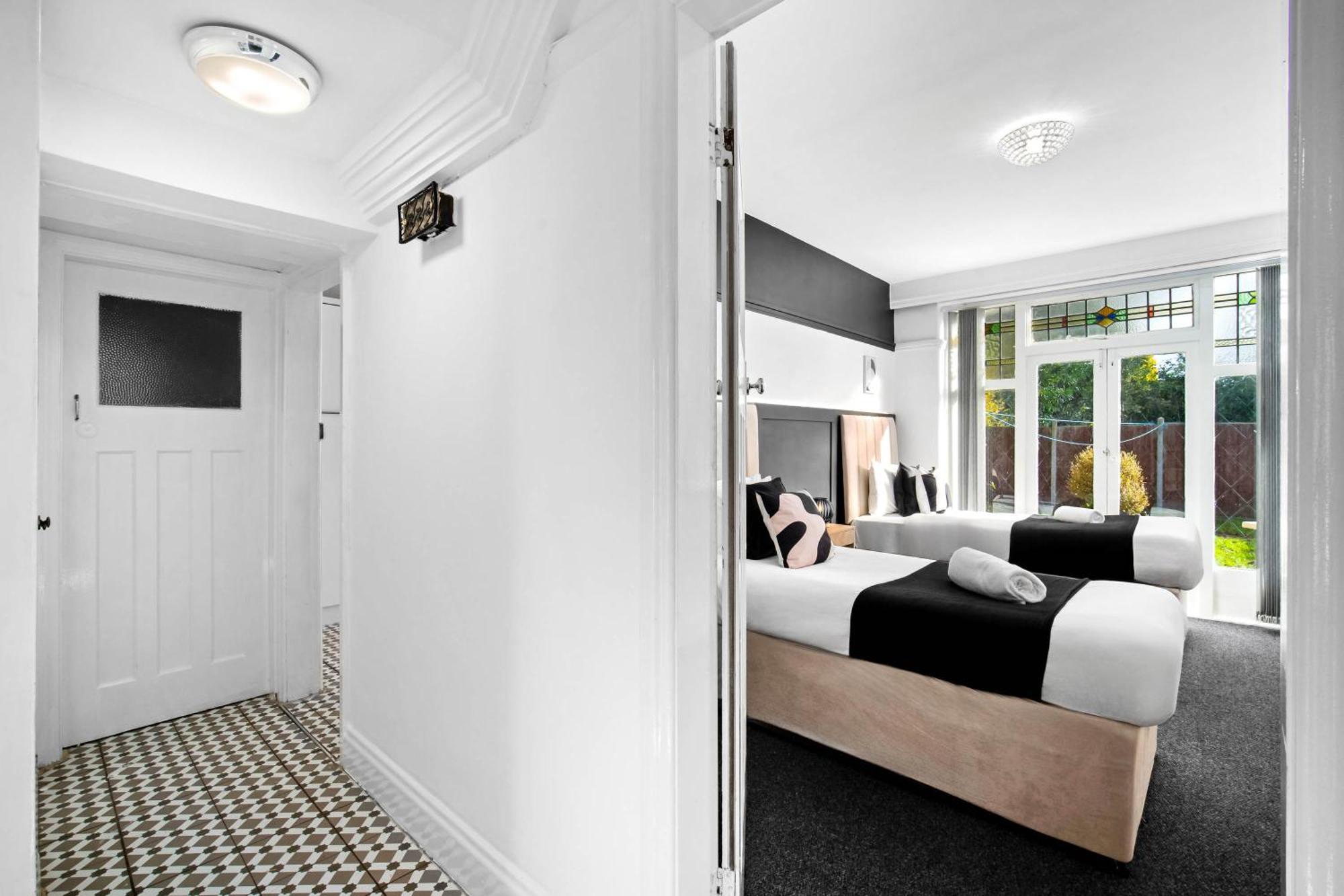 Spacious Five Bedroom House - Accommodates 11 - Offstreet Parking - Top Rated - 316c Birmingham