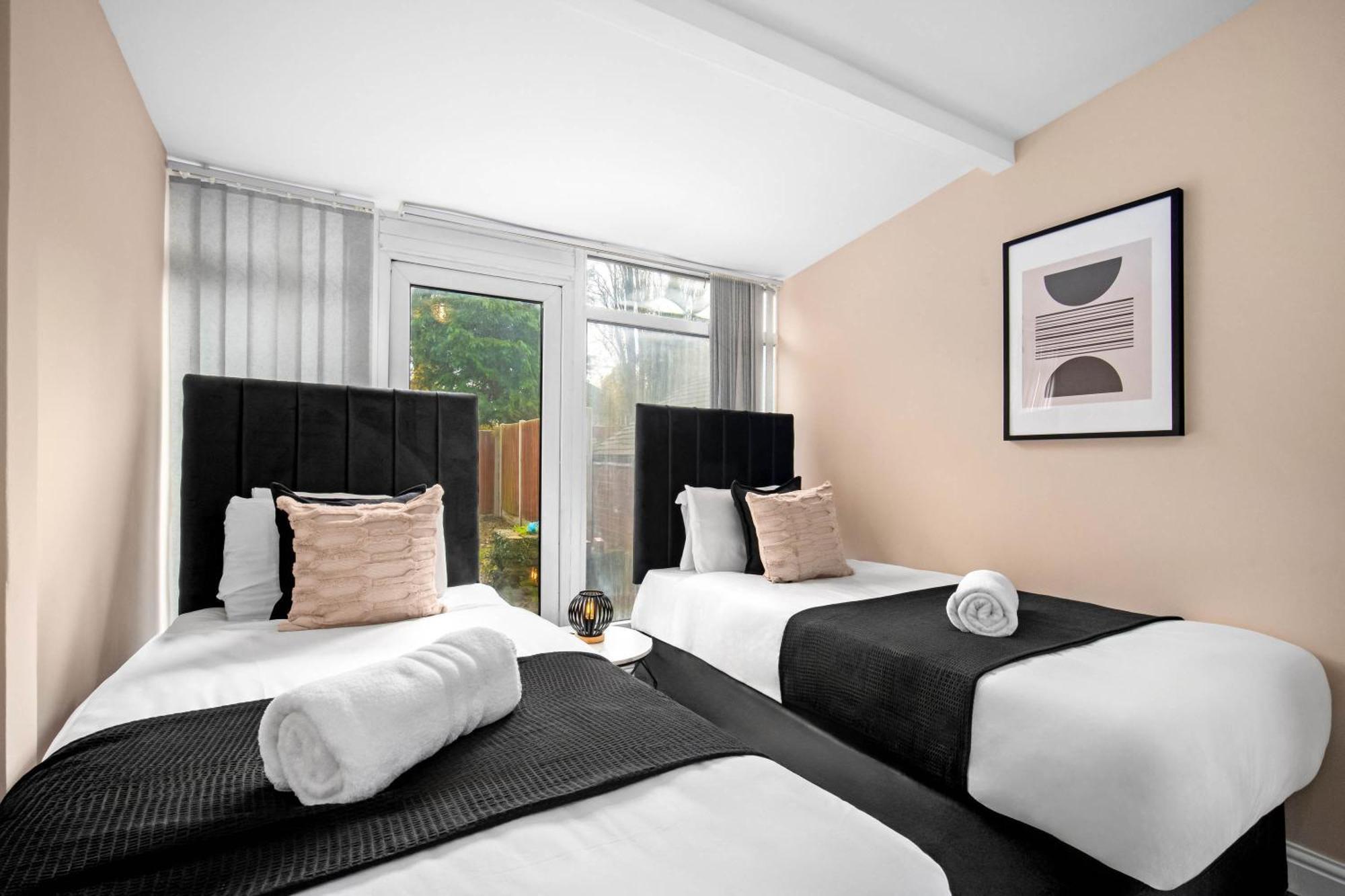 Spacious Five Bedroom House - Accommodates 11 - Offstreet Parking - Top Rated - 316c Holiday home