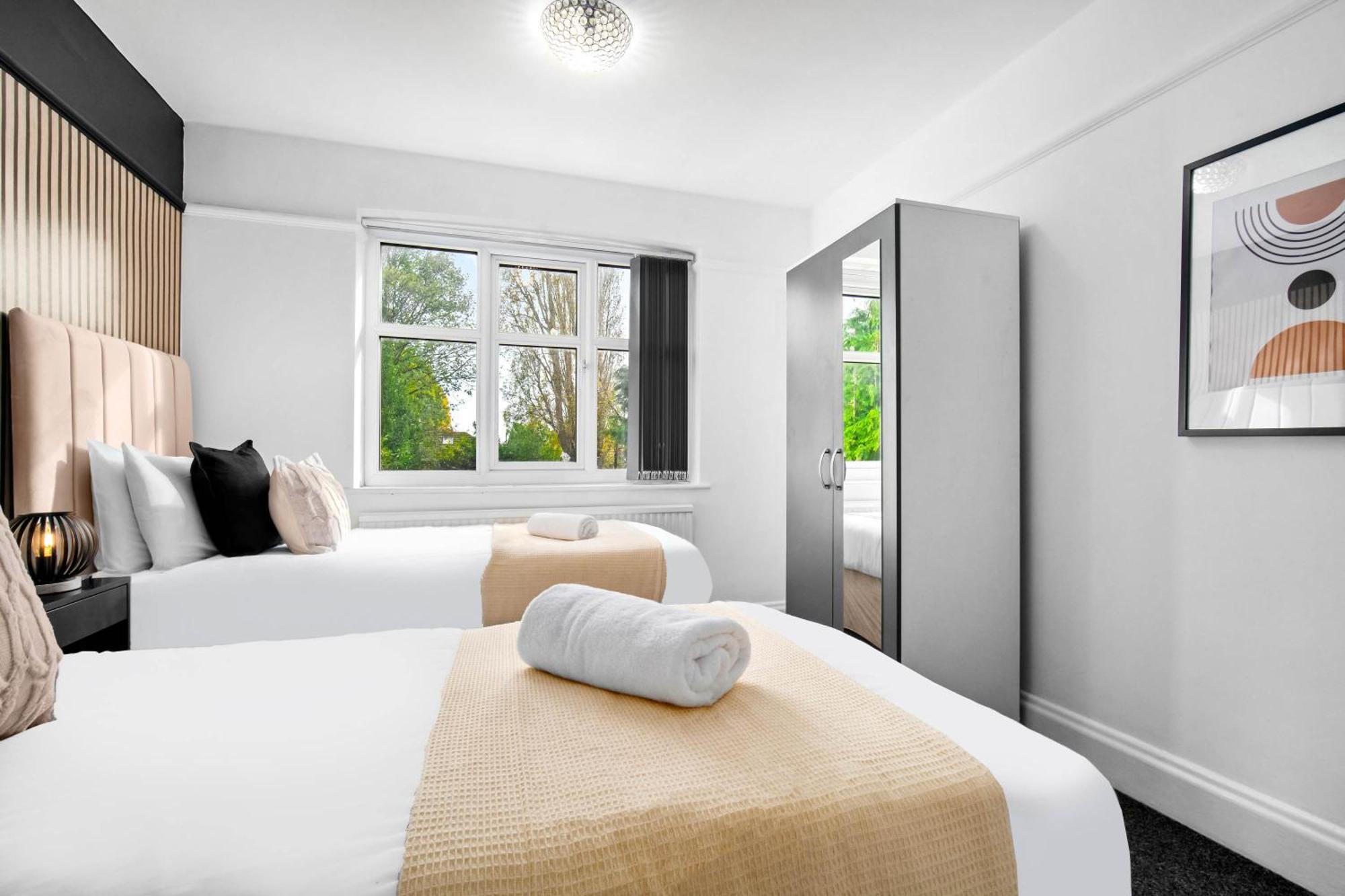 Spacious Five Bedroom House - Accommodates 11 - Offstreet Parking - Top Rated - 316c