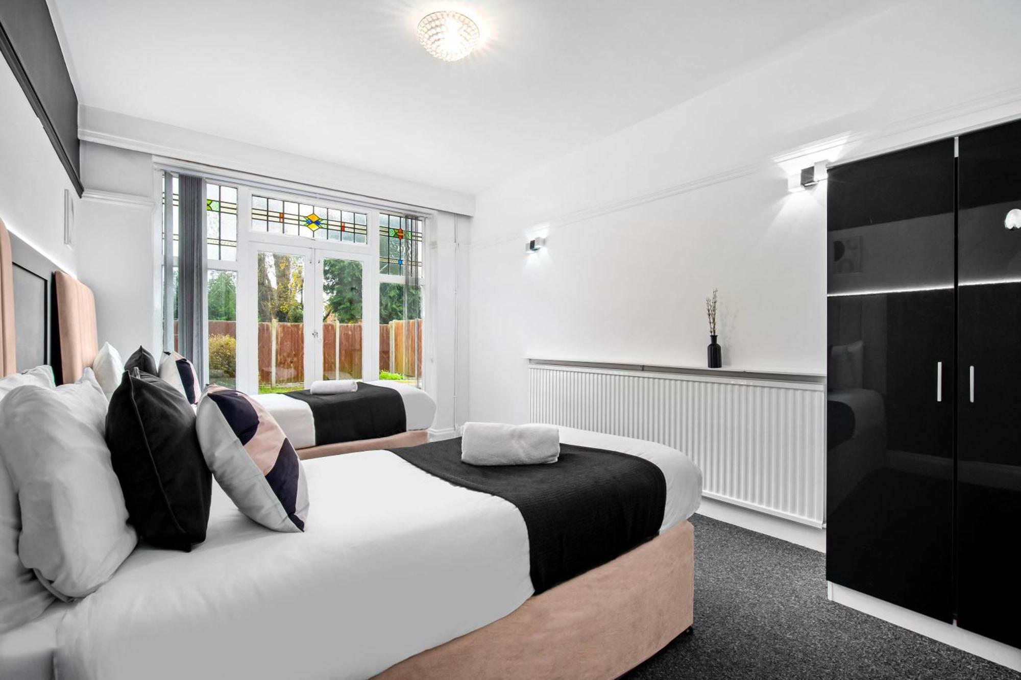 Spacious Five Bedroom House - Accommodates 11 - Offstreet Parking - Top Rated - 316c Holiday home *