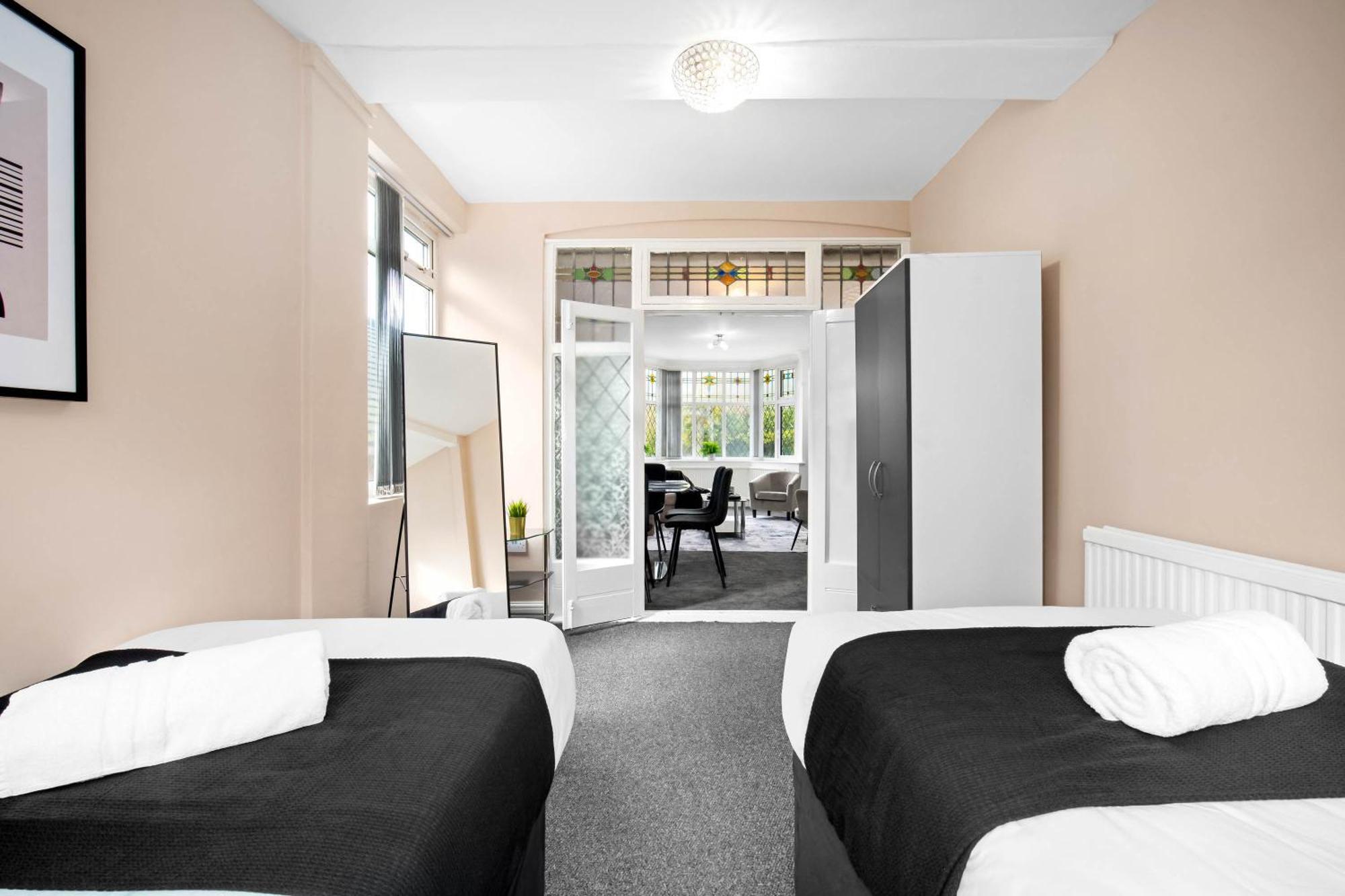 Spacious Five Bedroom House - Accommodates 11 - Offstreet Parking - Top Rated - 316c *