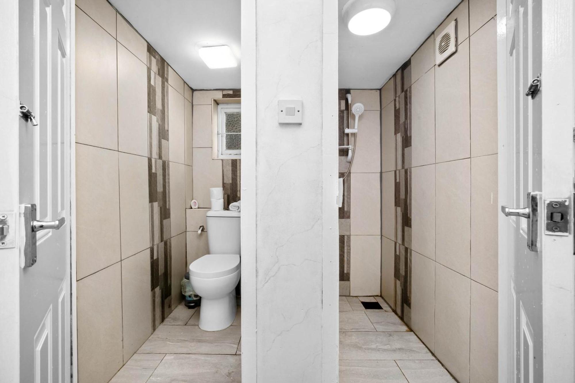 Spacious Five Bedroom House - Accommodates 11 - Offstreet Parking - Top Rated - 316c