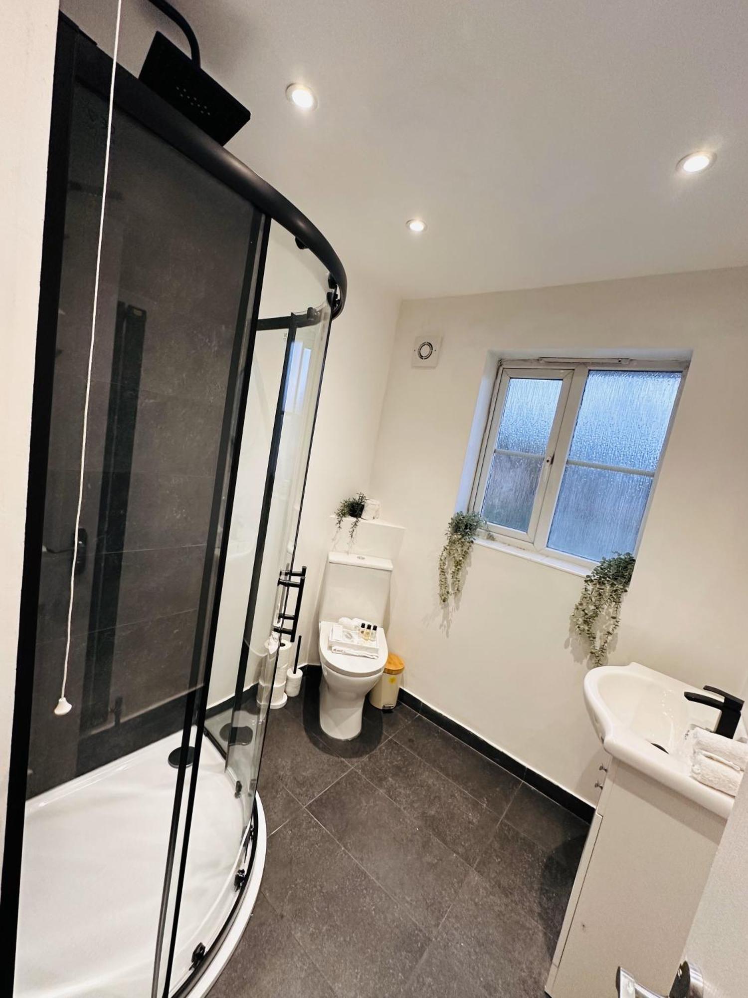 R1 - En-suite Private In House - Quinton Guest house *