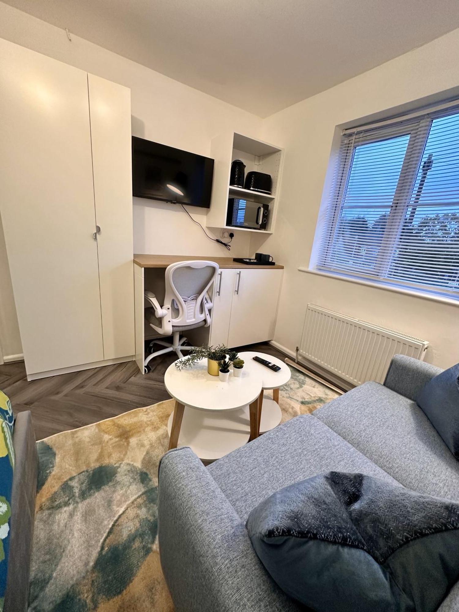 R1 - En-suite Private In House - Quinton * Birmingham
