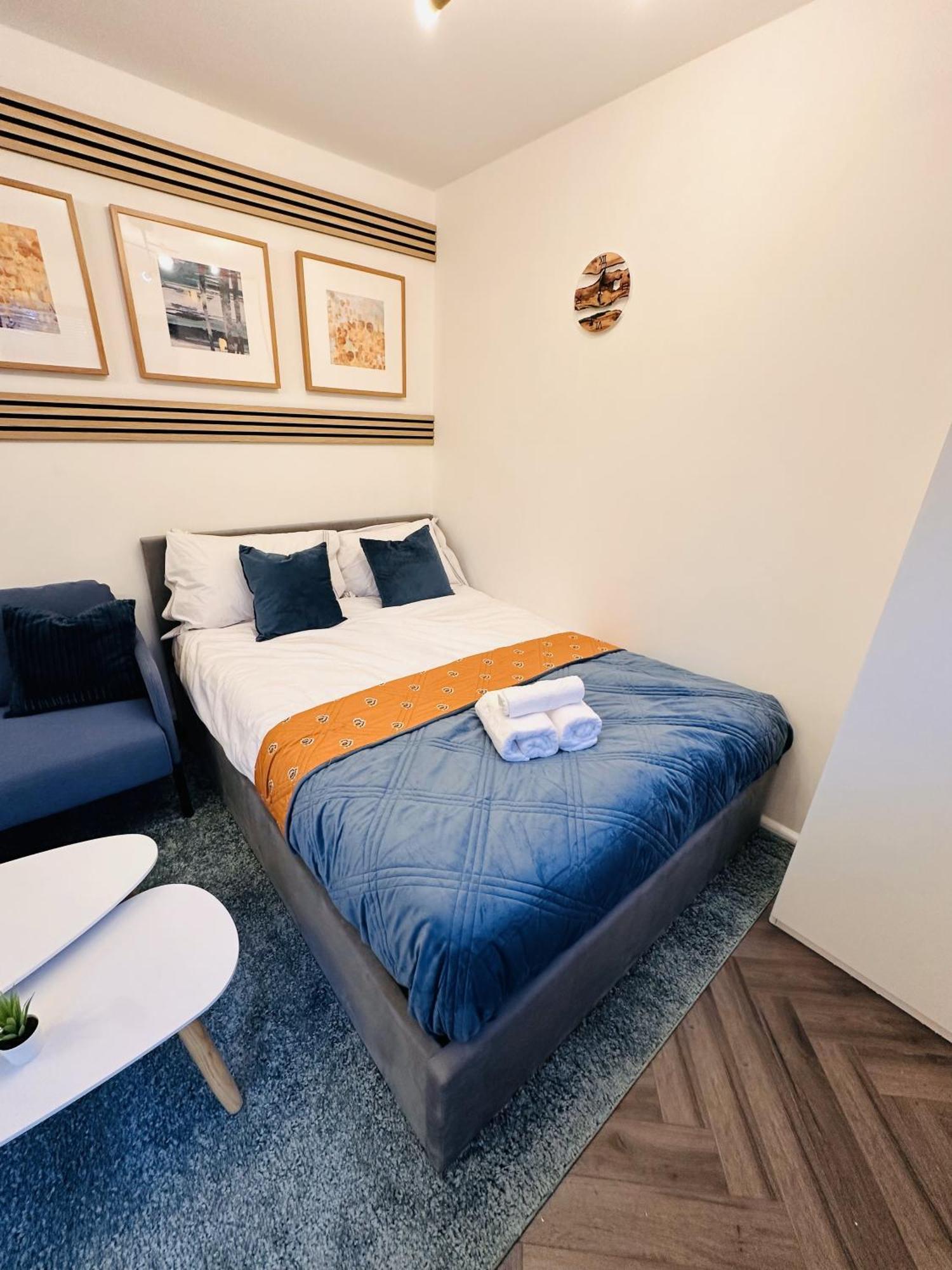 R1 - En-suite Private In House - Quinton * Birmingham