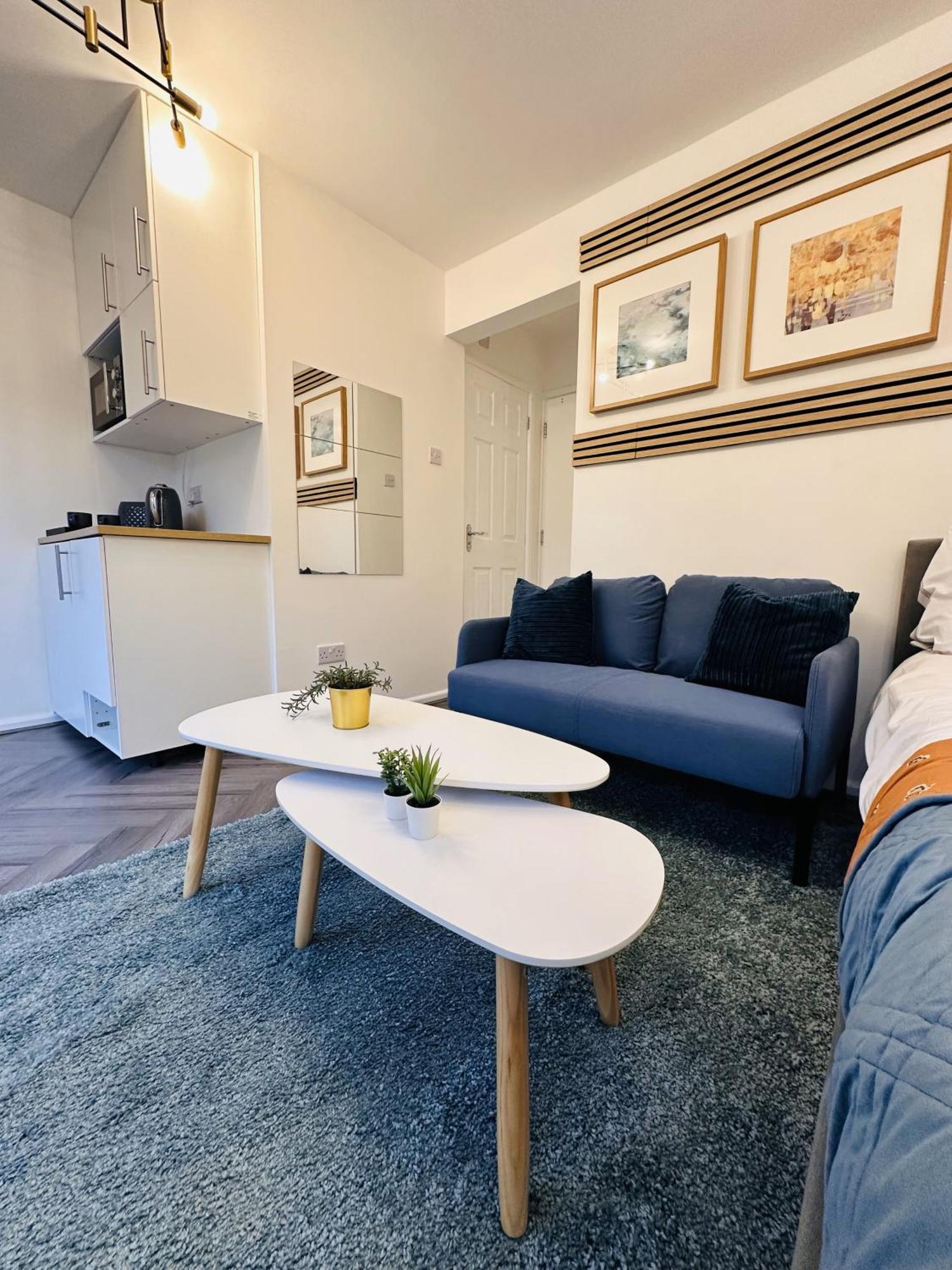R1 - En-suite Private In House - Quinton Guest house Birmingham