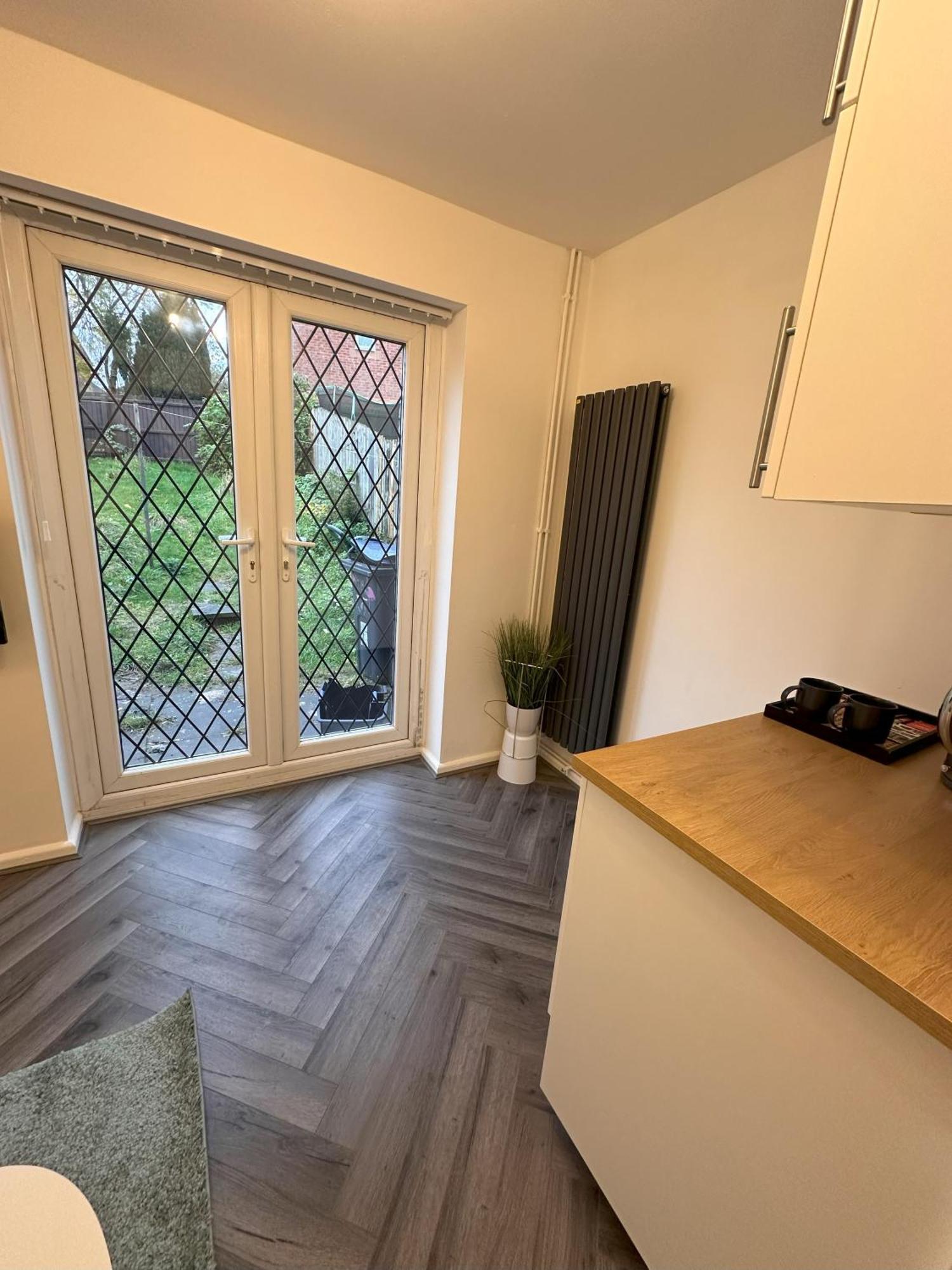 R1 - En-suite Private In House - Quinton Guest house Birmingham