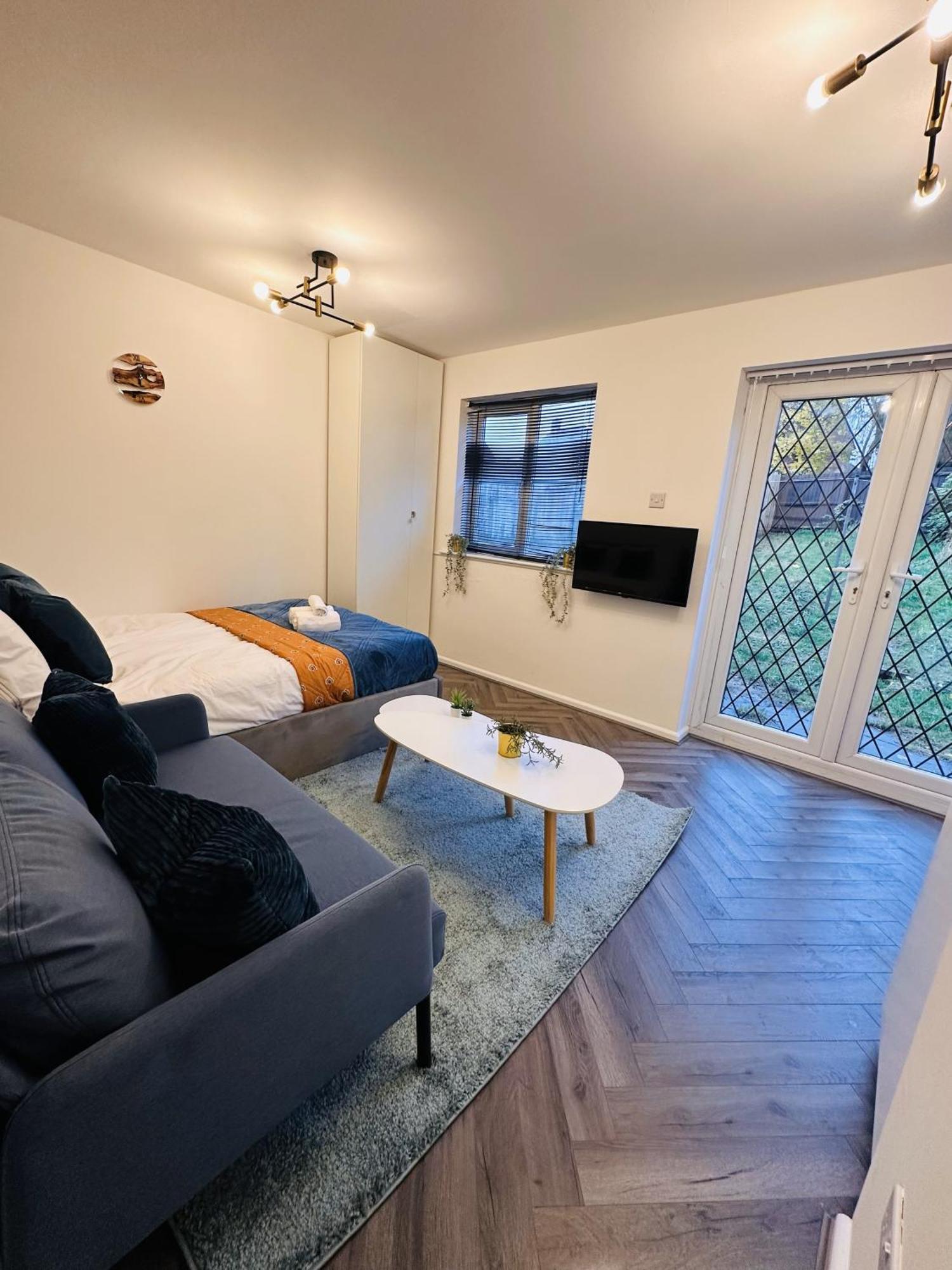 R1 - En-suite Private In House - Quinton *