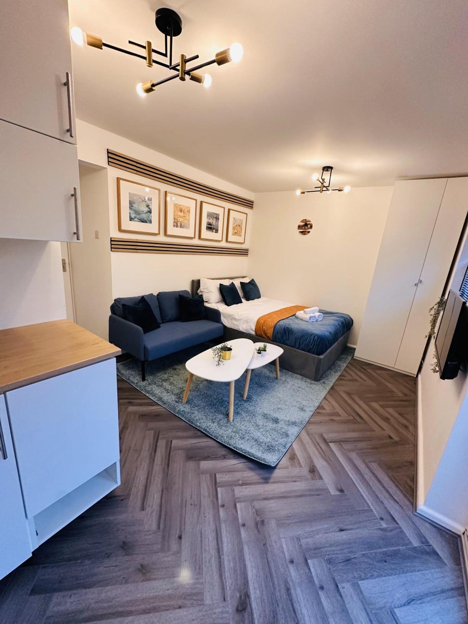 R1 - En-suite Private In House - Quinton Guest house *