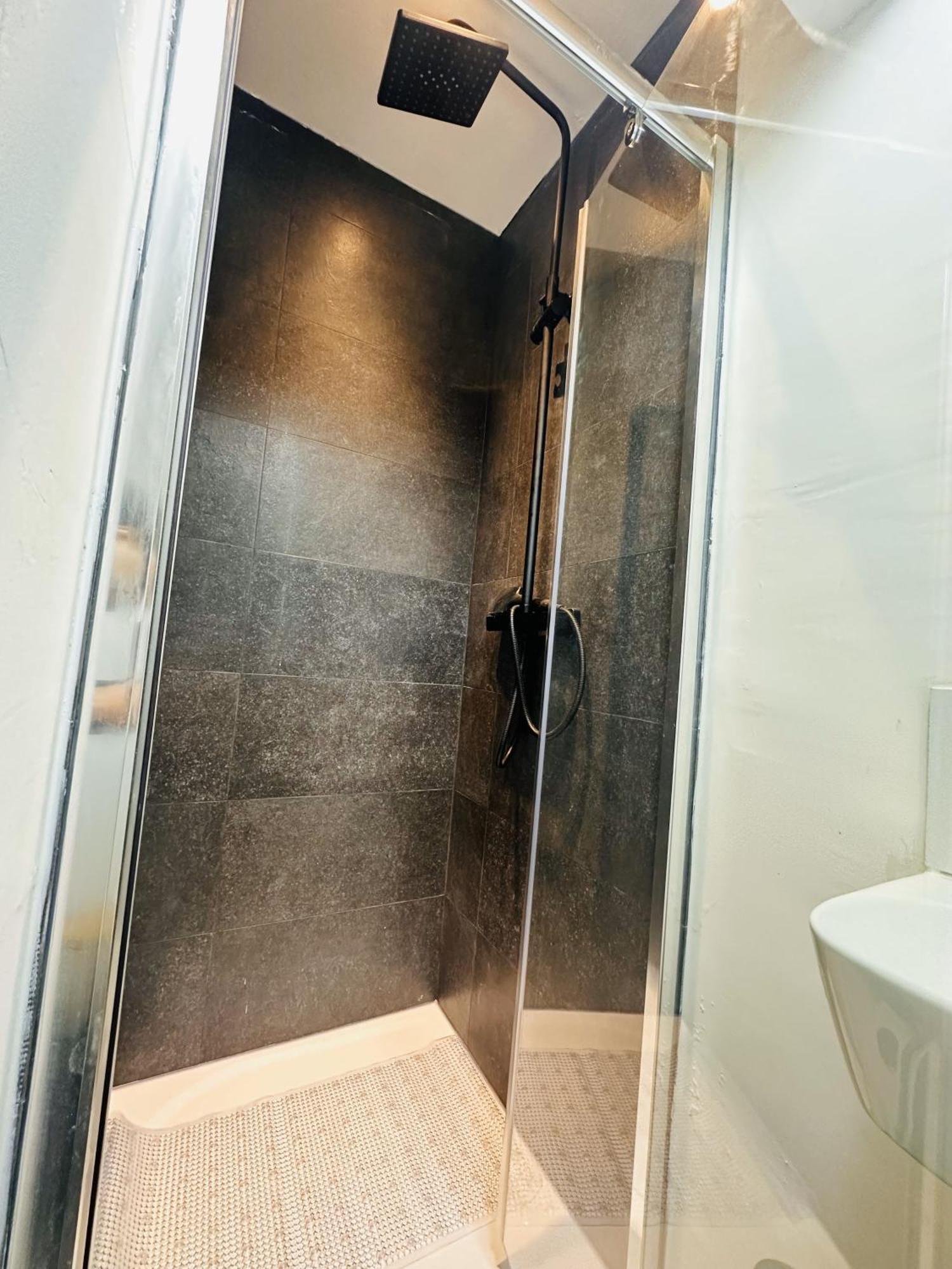 Guest house R1 - En-suite Private In House - Quinton *
