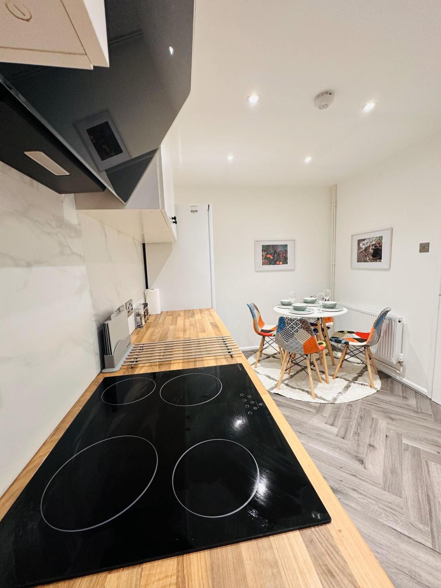 R1 - En-suite Private In House - Quinton Guest house Birmingham