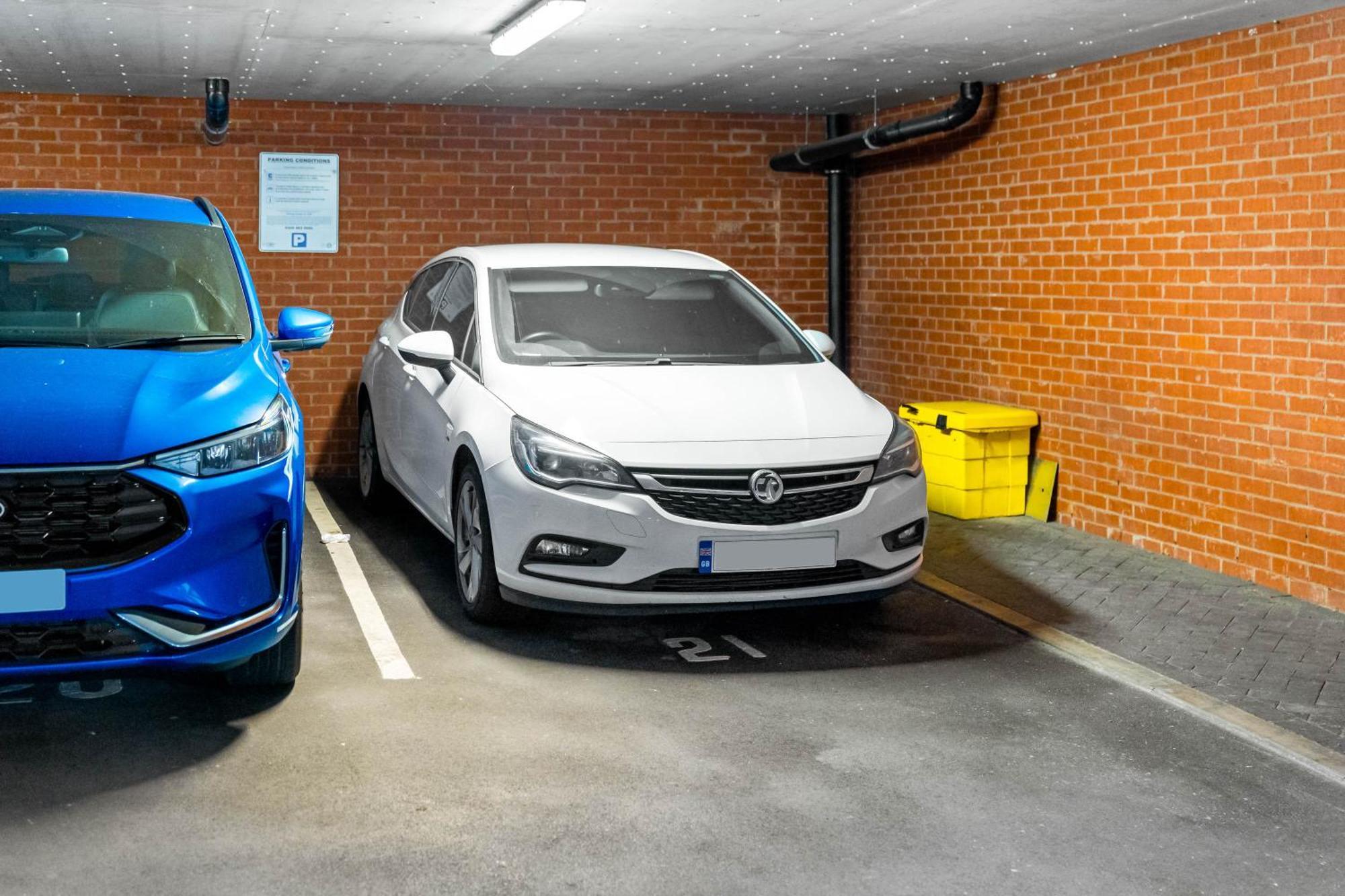 Luxury Centre 3bedroom 5beds With Allocated Parking *