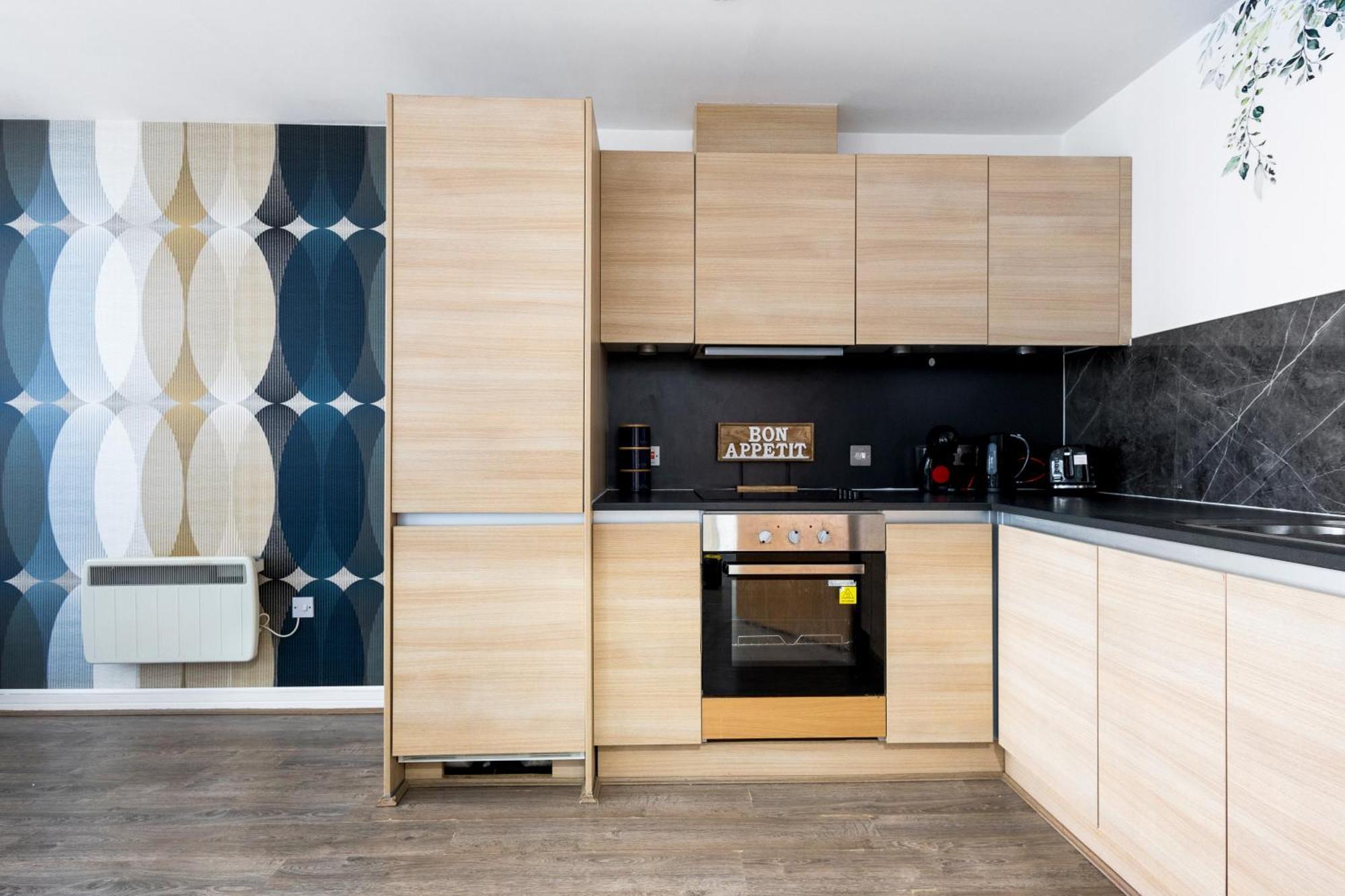 Apartment Bullring Lux Suite- Netflix-free Parking-sleeps 6 *