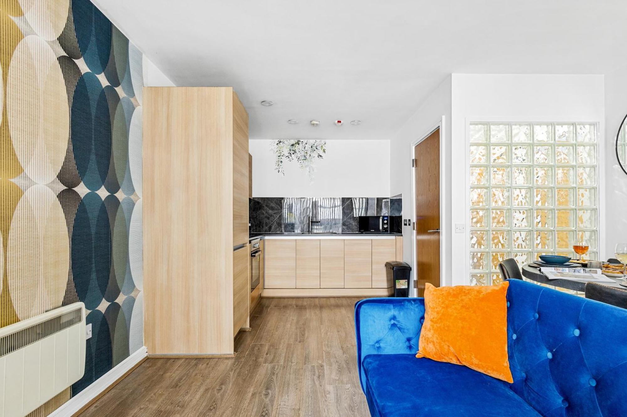 Bullring Lux Suite- Netflix-free Parking-sleeps 6