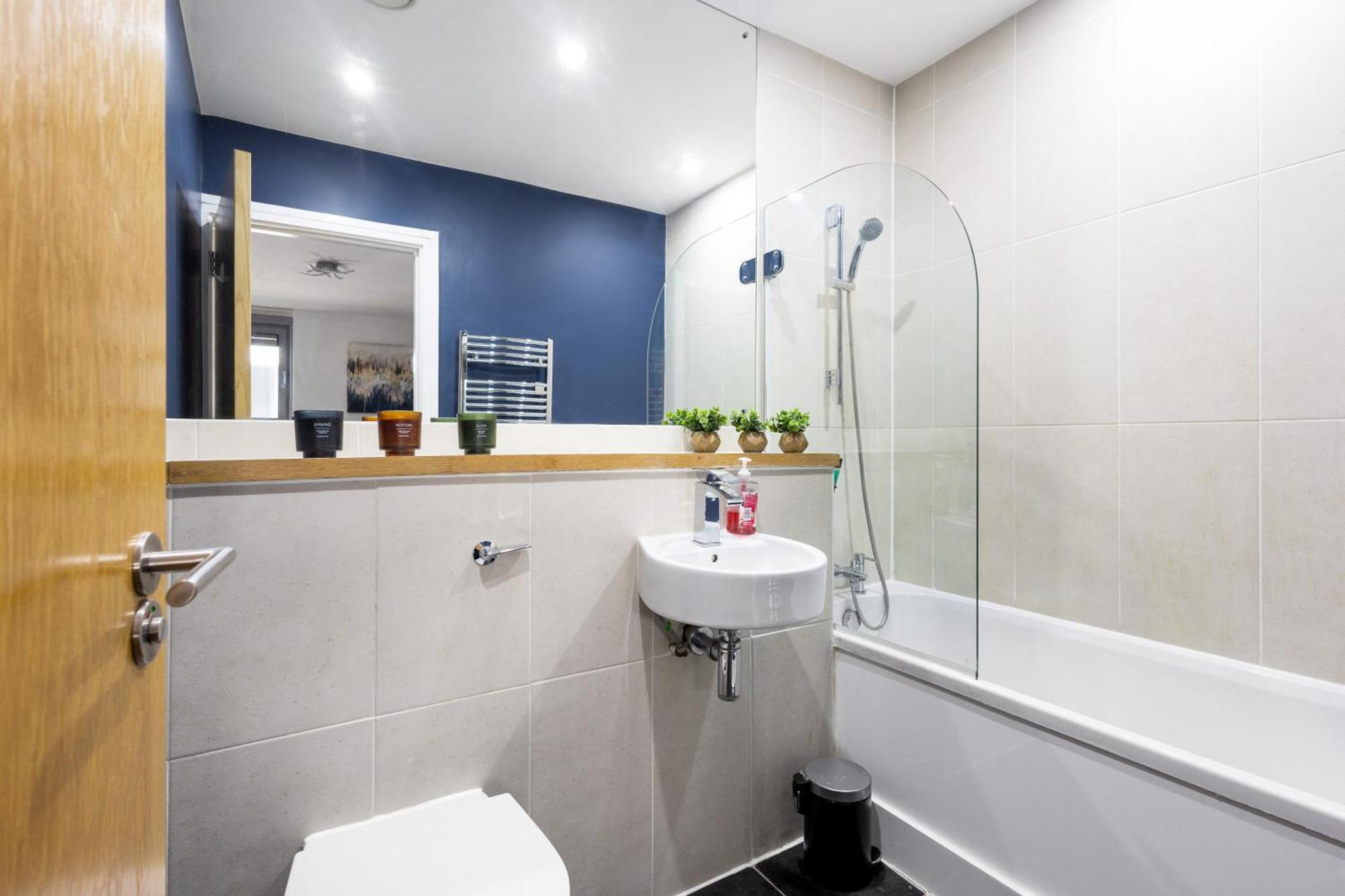 Apartment Bullring Lux Suite- Netflix-free Parking-sleeps 6