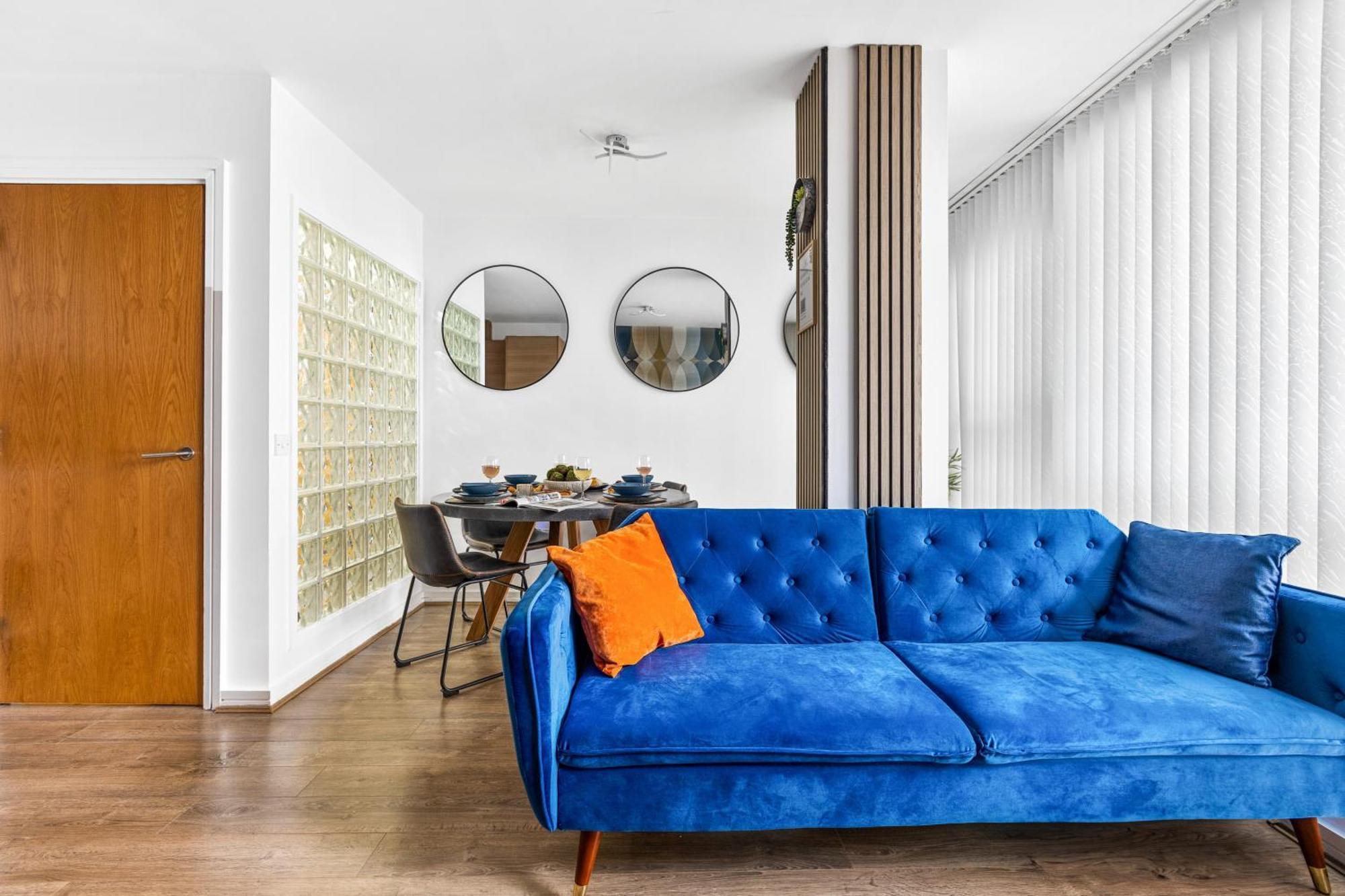 Bullring Lux Suite- Netflix-free Parking-sleeps 6 *
