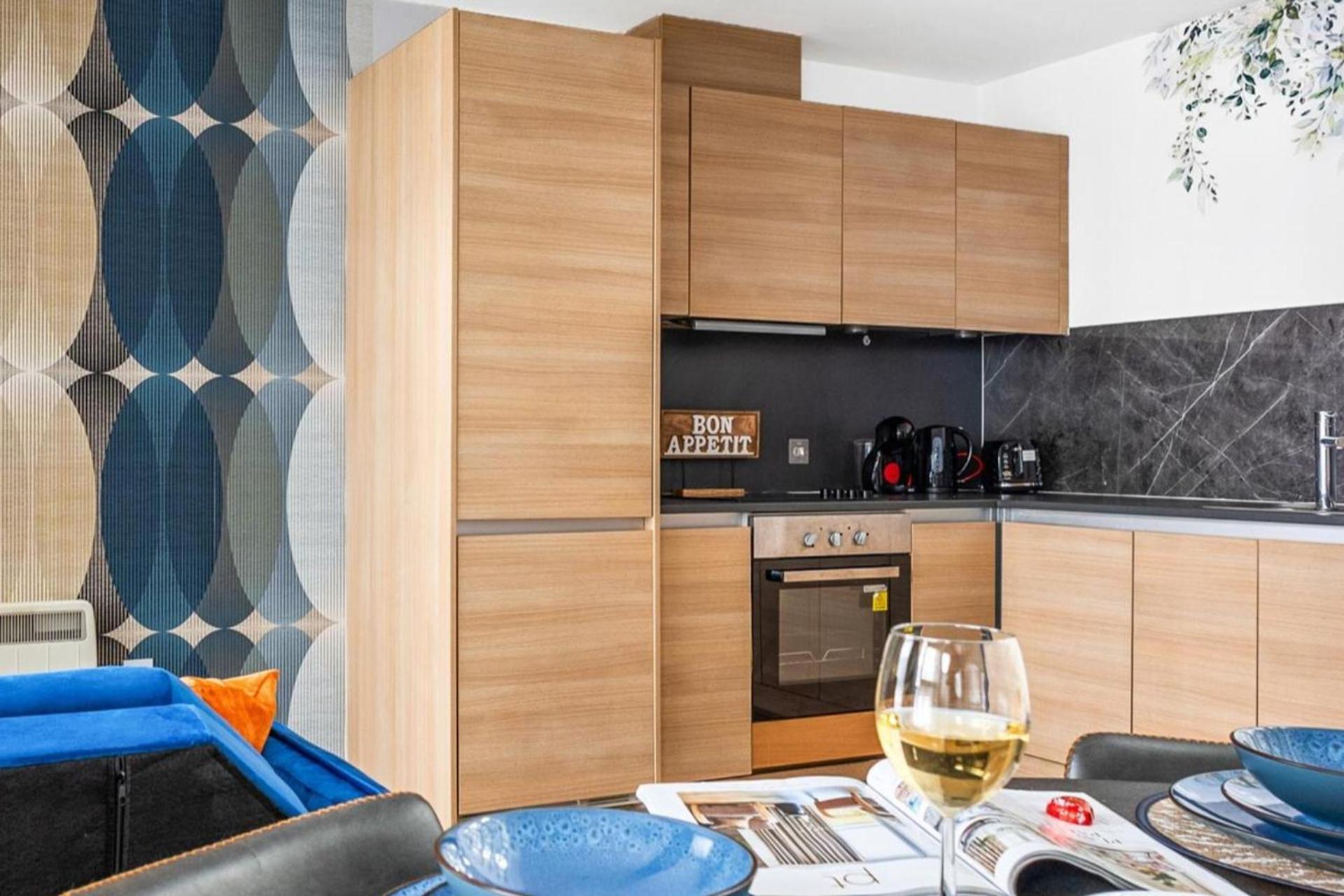 Bullring Lux Suite- Netflix-free Parking-sleeps 6 Apartment