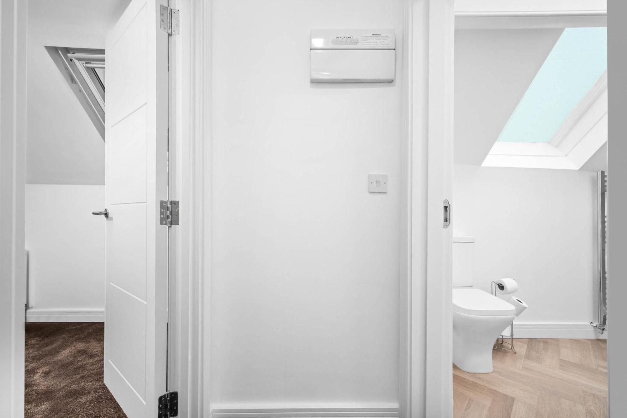 Modern - High-speed Wifi - Netflix - Street Parking - Top Rated - 4br Apartment *