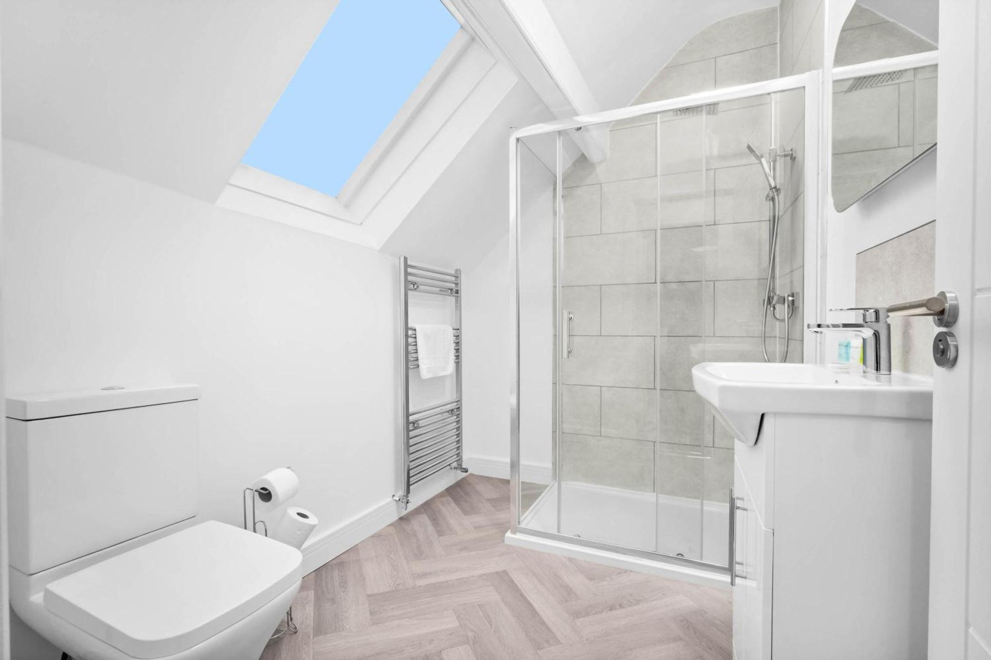 Apartment Modern - High-speed Wifi - Netflix - Street Parking - Top Rated - 4br *