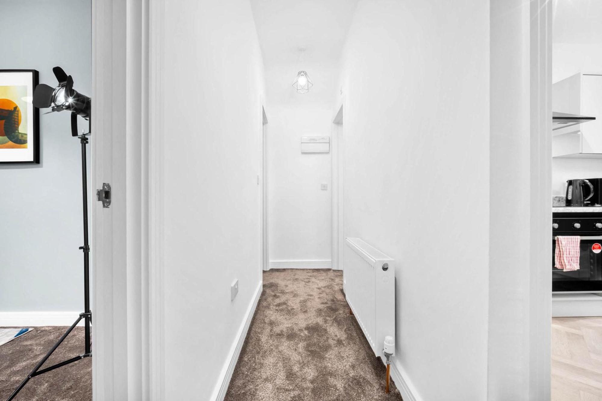 Modern - High-speed Wifi - Netflix - Street Parking - Top Rated - 4br Apartment