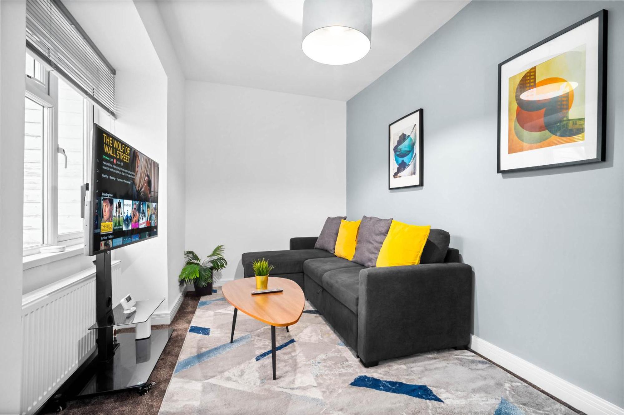 Modern - High-speed Wifi - Netflix - Street Parking - Top Rated - 4br Apartment *