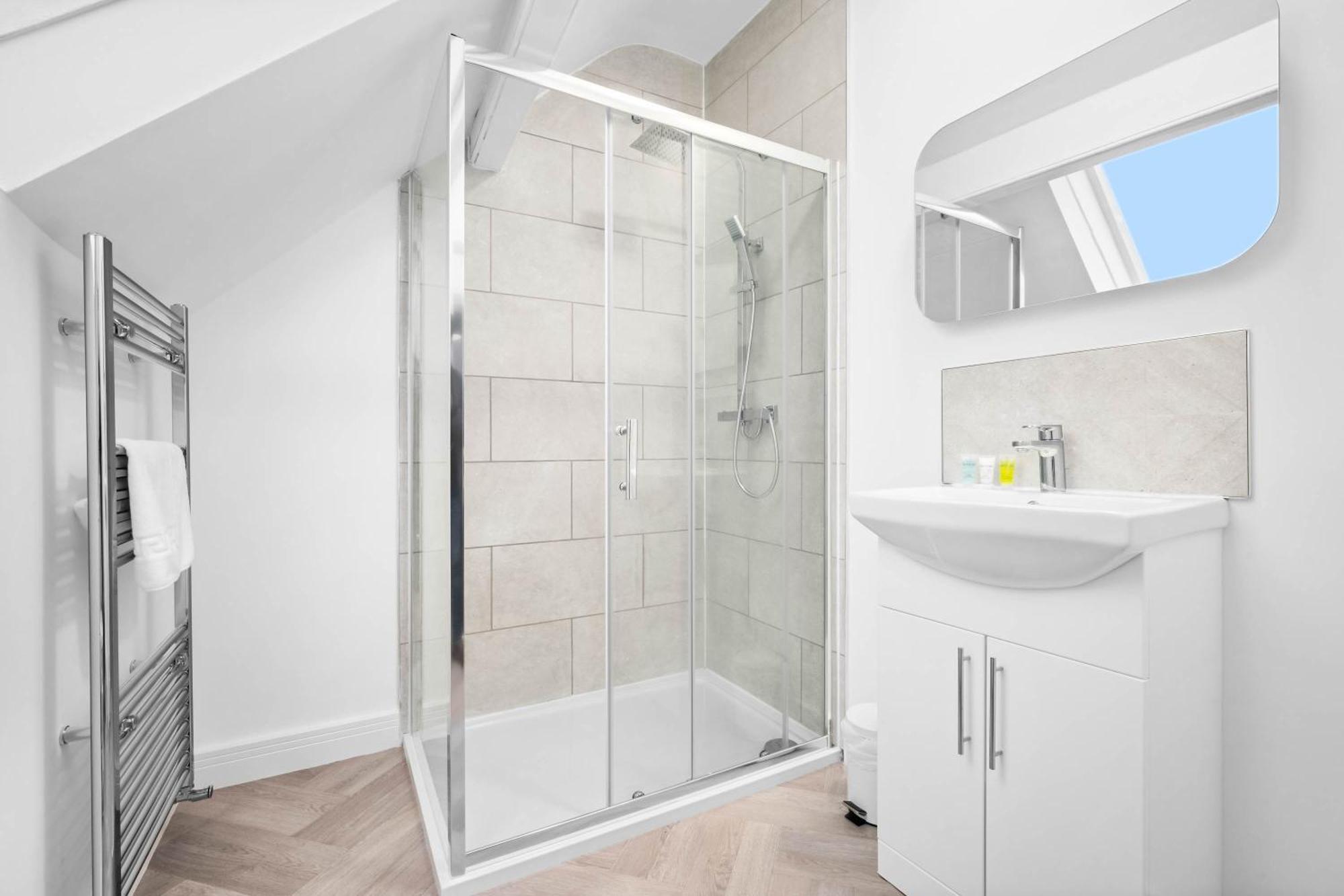 Modern - High-speed Wifi - Netflix - Street Parking - Top Rated - 4br Apartment Birmingham