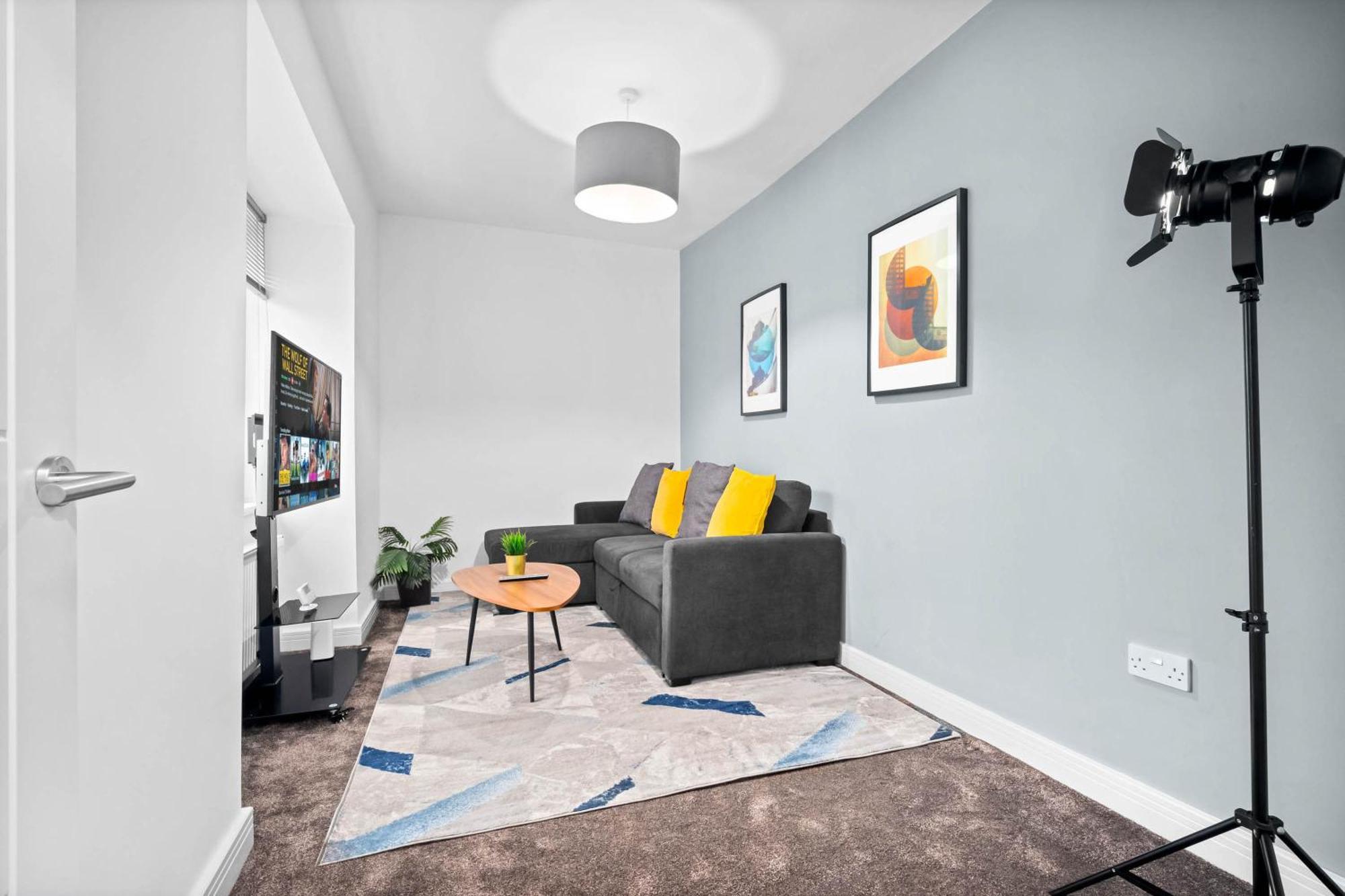Modern - High-speed Wifi - Netflix - Street Parking - Top Rated - 4br *