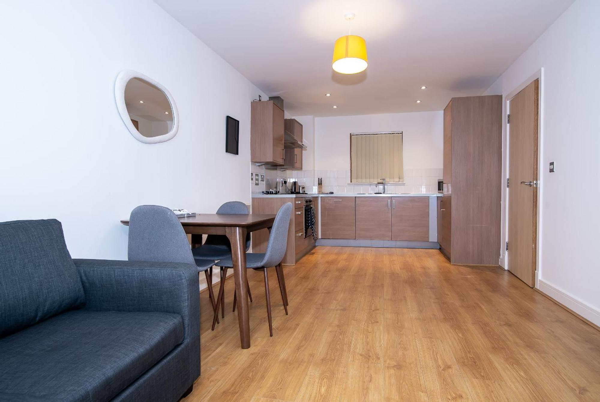 Lovely 1bed With Balcony In Apartment *