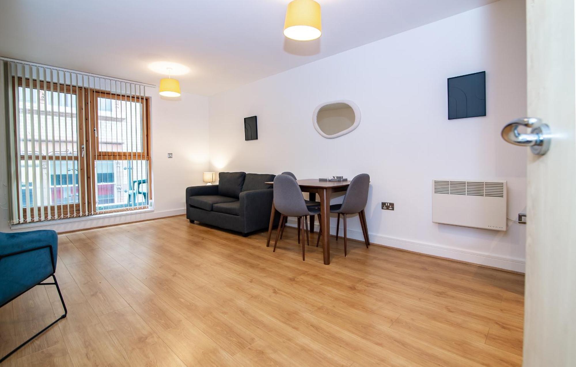 Lovely 1bed With Balcony In Apartment *