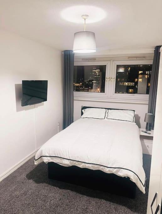 Luxury Two Bedroom Skyline Views Apartment *