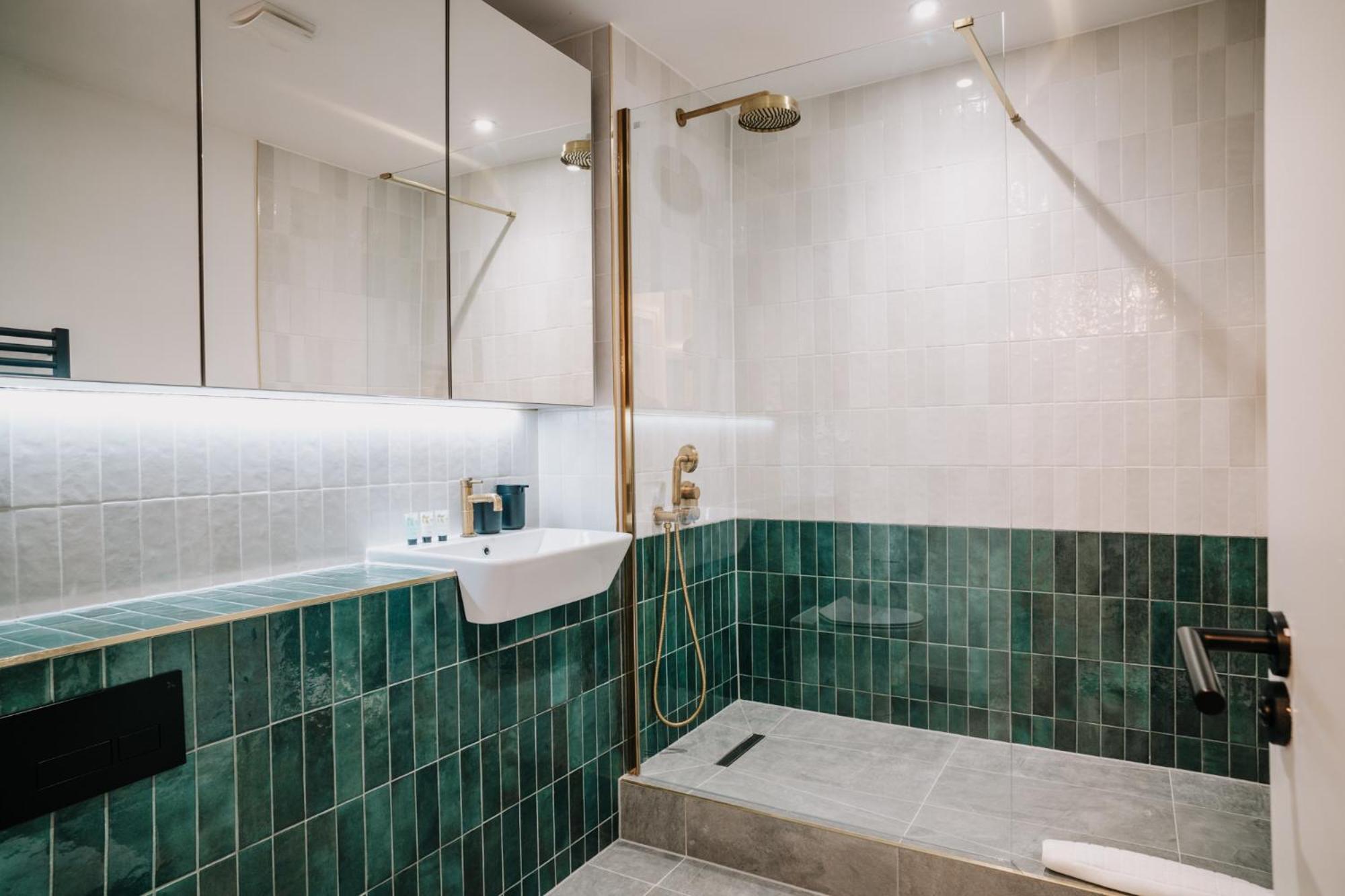 Chic Gem, Fast Wifi, Contractors Family *