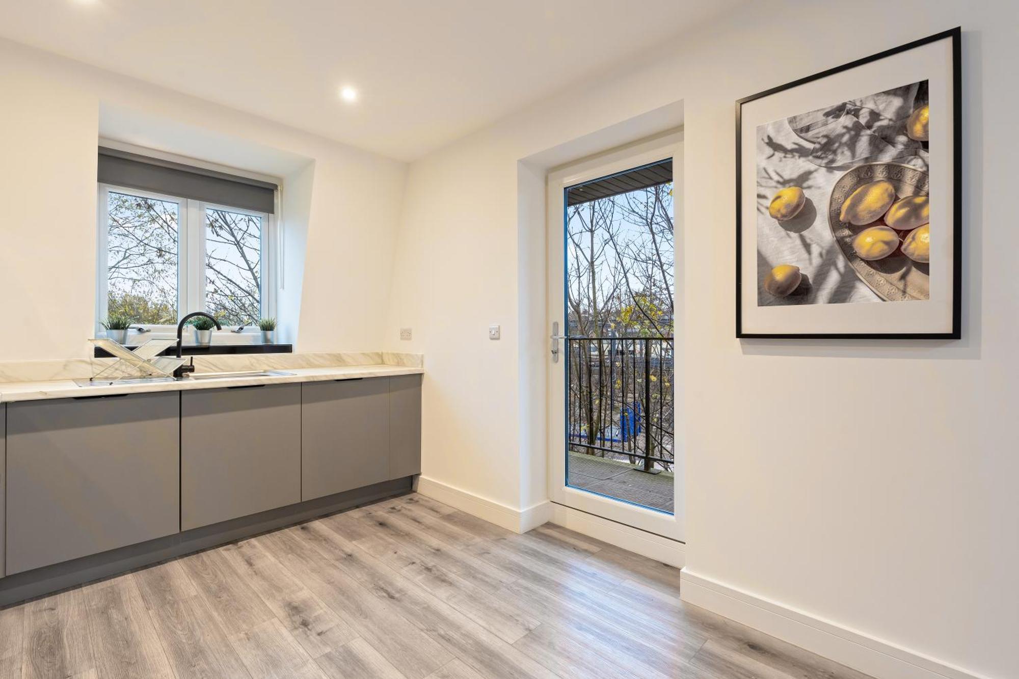 Apartment Smethwick Deluxe 2 Bedroom Aparetment - Secure Parking - Balcony - Rated Exceptional - 9mc *