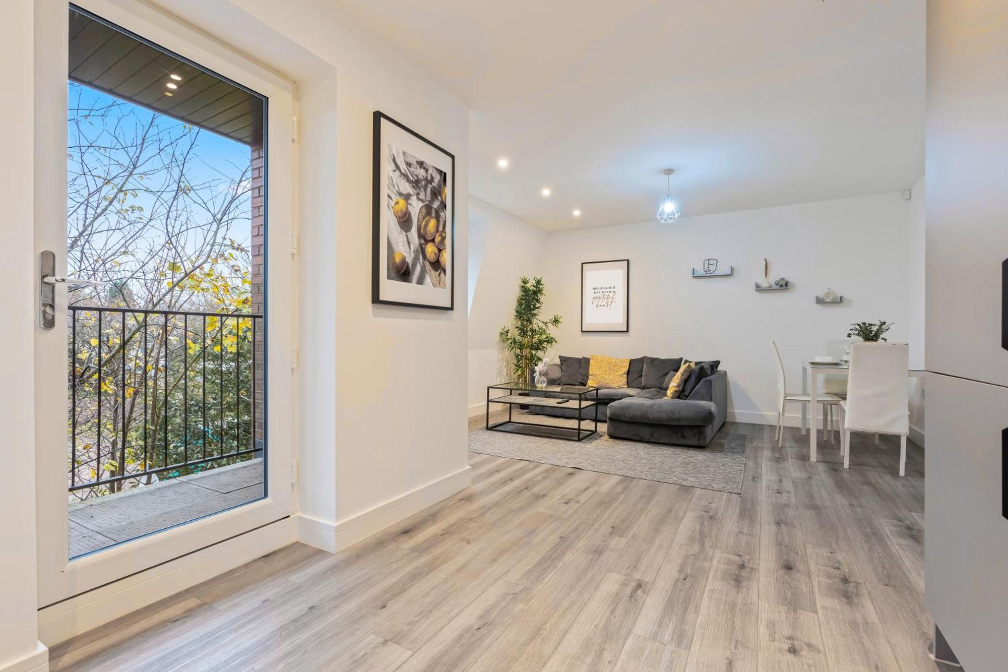 Smethwick Deluxe 2 Bedroom Aparetment - Secure Parking - Balcony - Rated Exceptional - 9mc * Birmingham