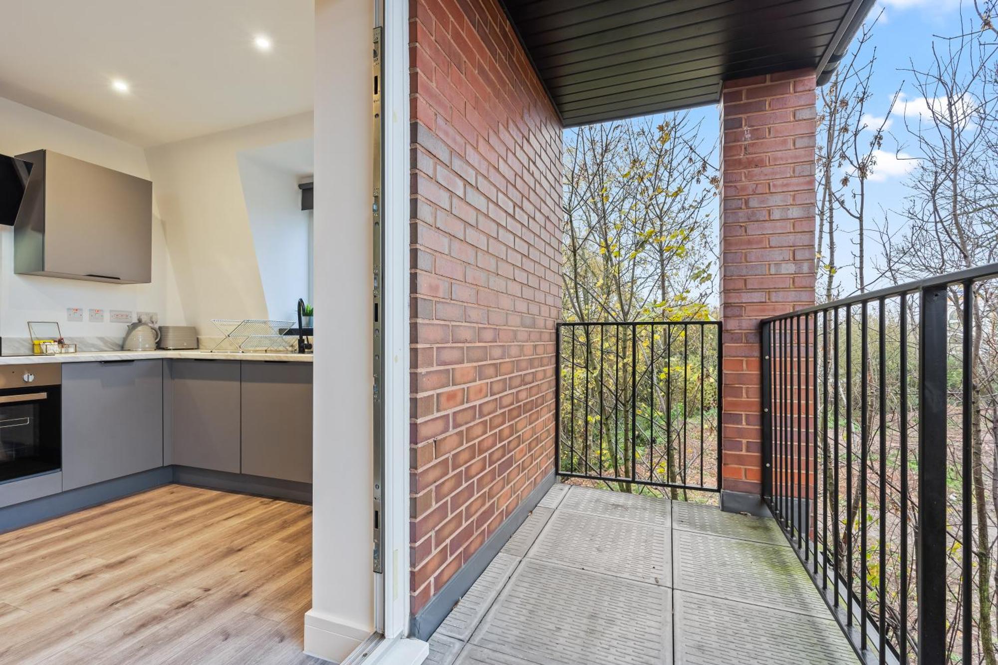 Smethwick Deluxe 2 Bedroom Aparetment - Secure Parking - Balcony - Rated Exceptional - 9mc Apartment *