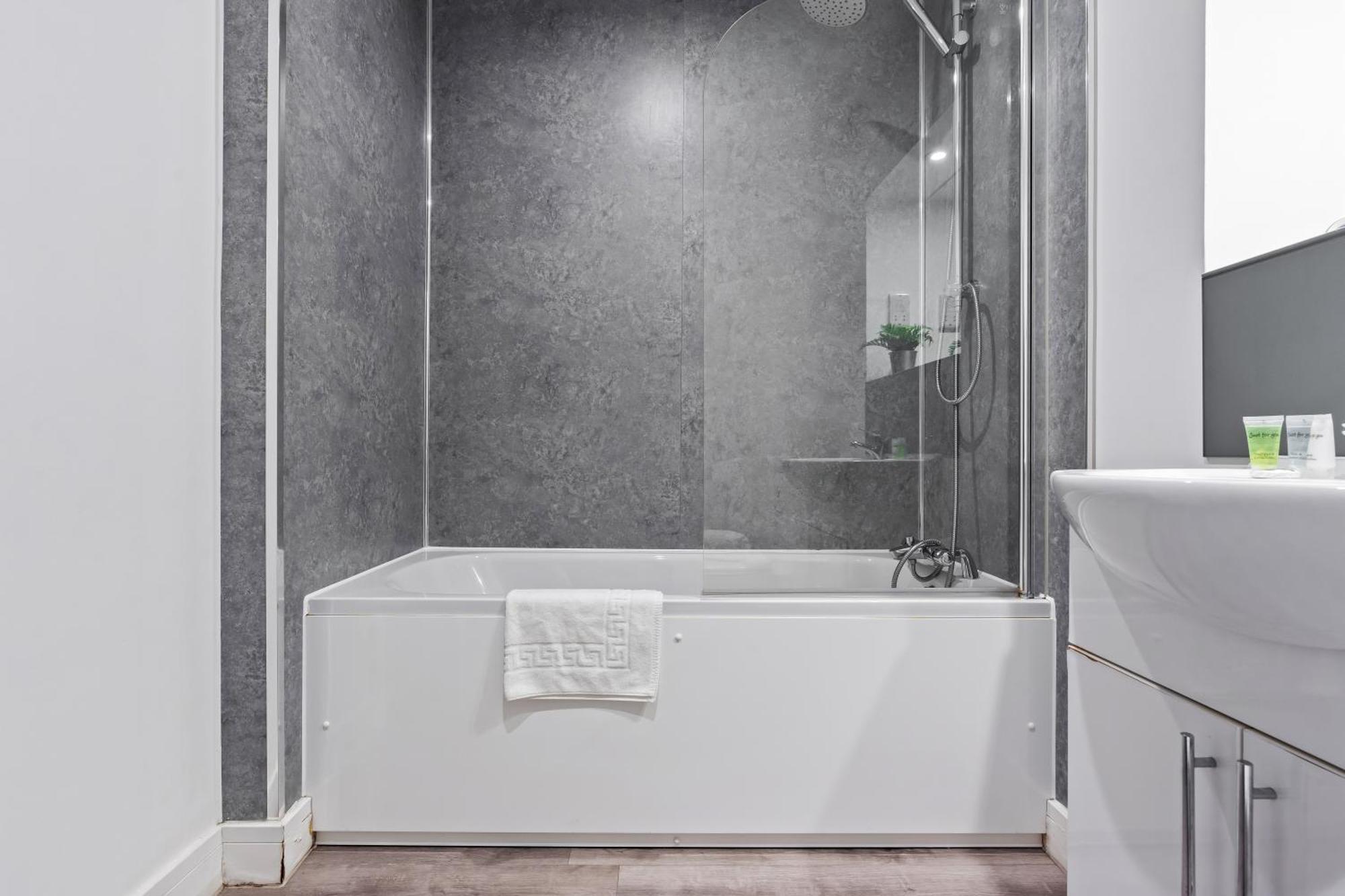 Apartment Smethwick Deluxe 2 Bedroom Aparetment - Secure Parking - Balcony - Rated Exceptional - 9mc Birmingham
