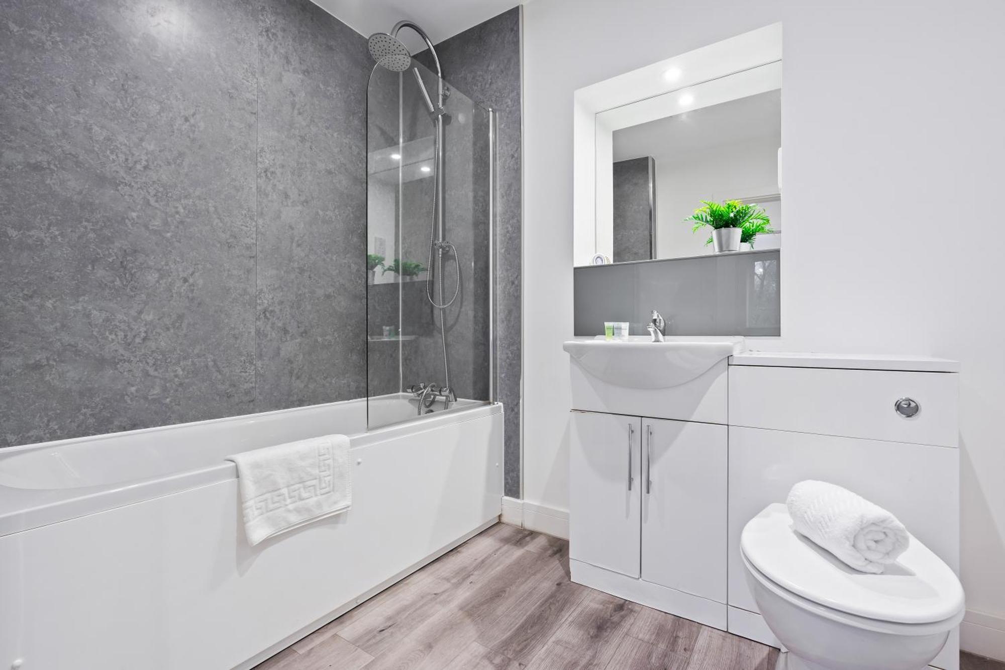 Smethwick Deluxe 2 Bedroom Aparetment - Secure Parking - Balcony - Rated Exceptional - 9mc *