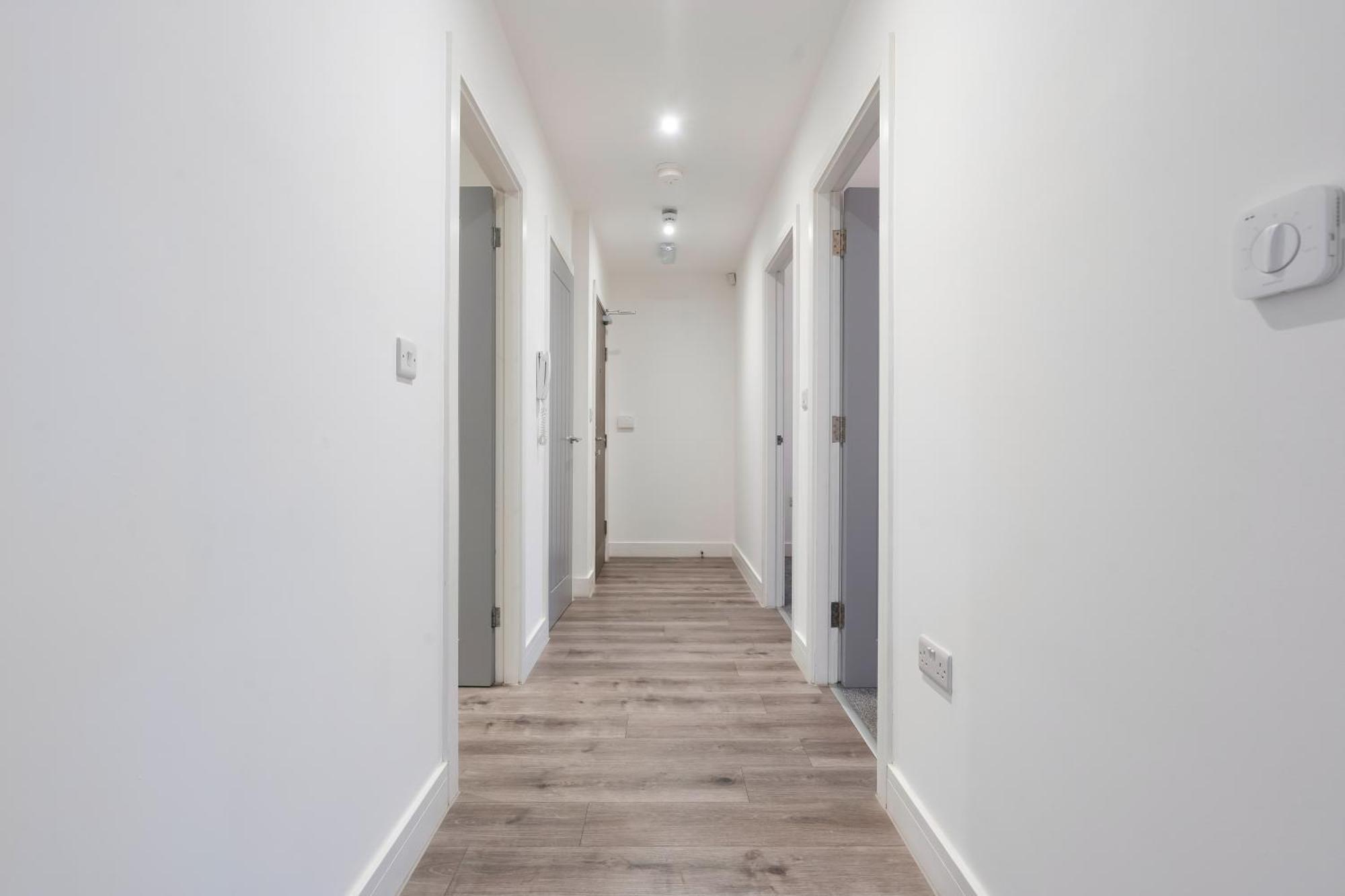 Smethwick Deluxe 2 Bedroom Aparetment - Secure Parking - Balcony - Rated Exceptional - 9mc * Birmingham