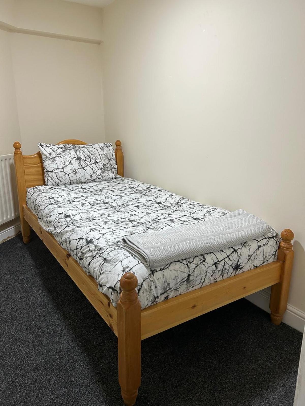 Dudley Road Apartment *