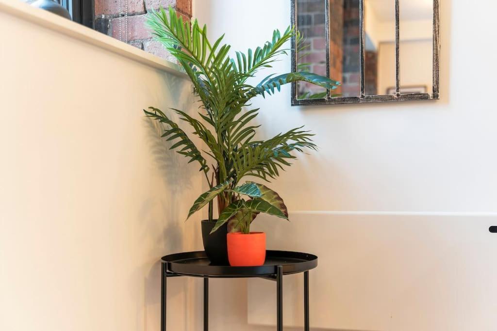 Centre - Sleeps Upto 6 Guests, On Street Car Parking Apartment Birmingham