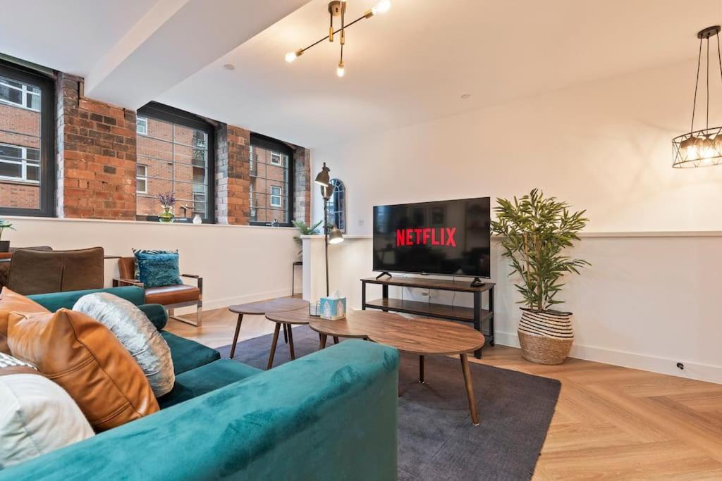 Centre - Sleeps Upto 6 Guests, On Street Car Parking Apartment Birmingham