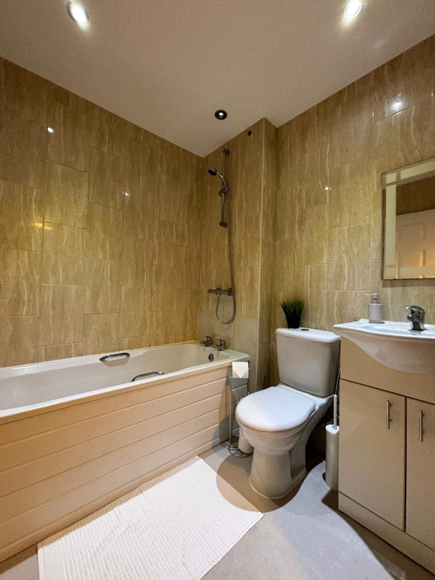 Huge 8 Bedroom Contractor House, Birmingham, Links To M5, M6 & A38 * Birmingham