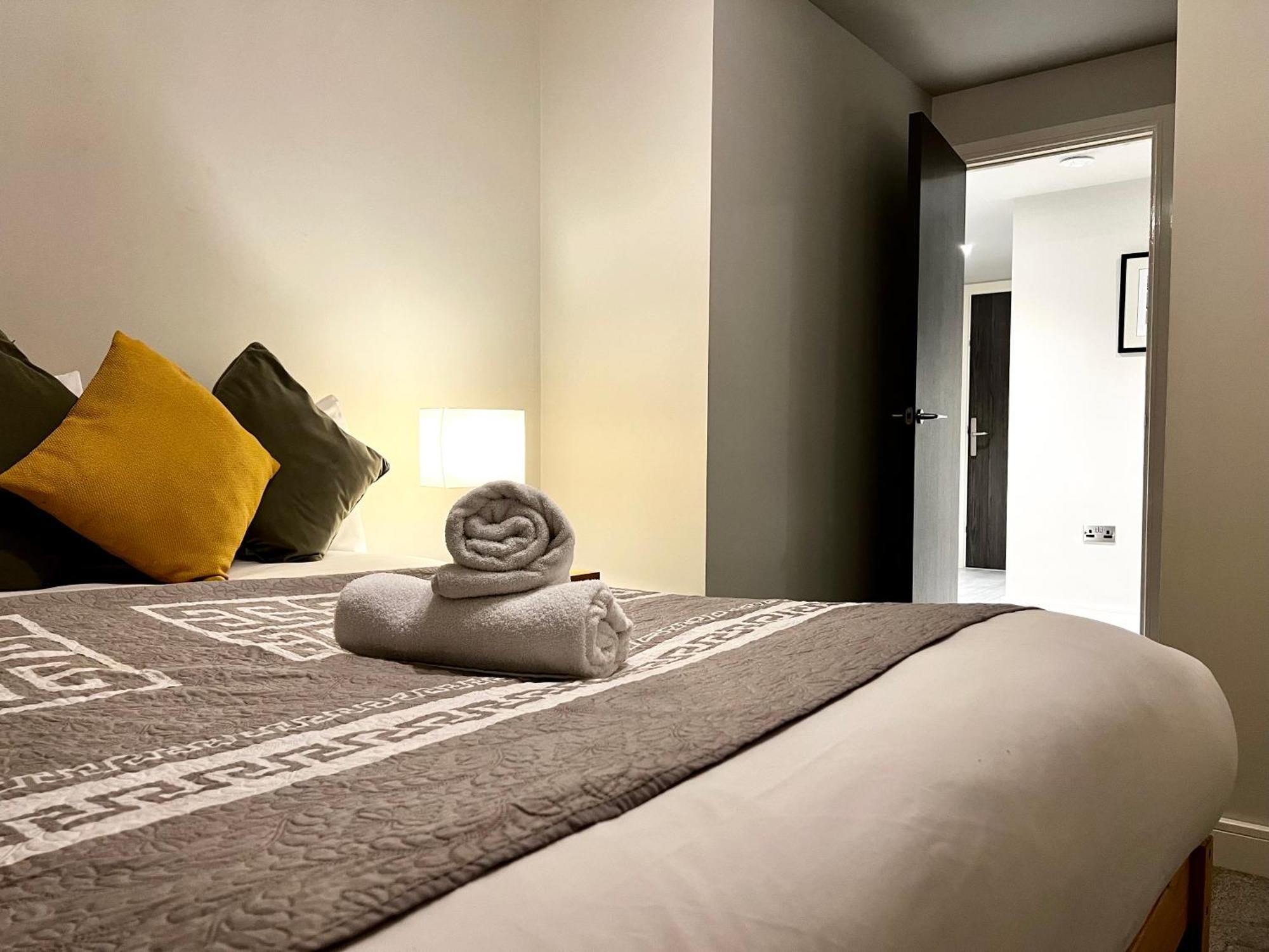 30nights Offers L Premium Offers L Sleeps Up To 2 L Stunning View L 2 Bed 2 Bath Penthouse & Gym L Centre Jvt Short Lets Birmingham