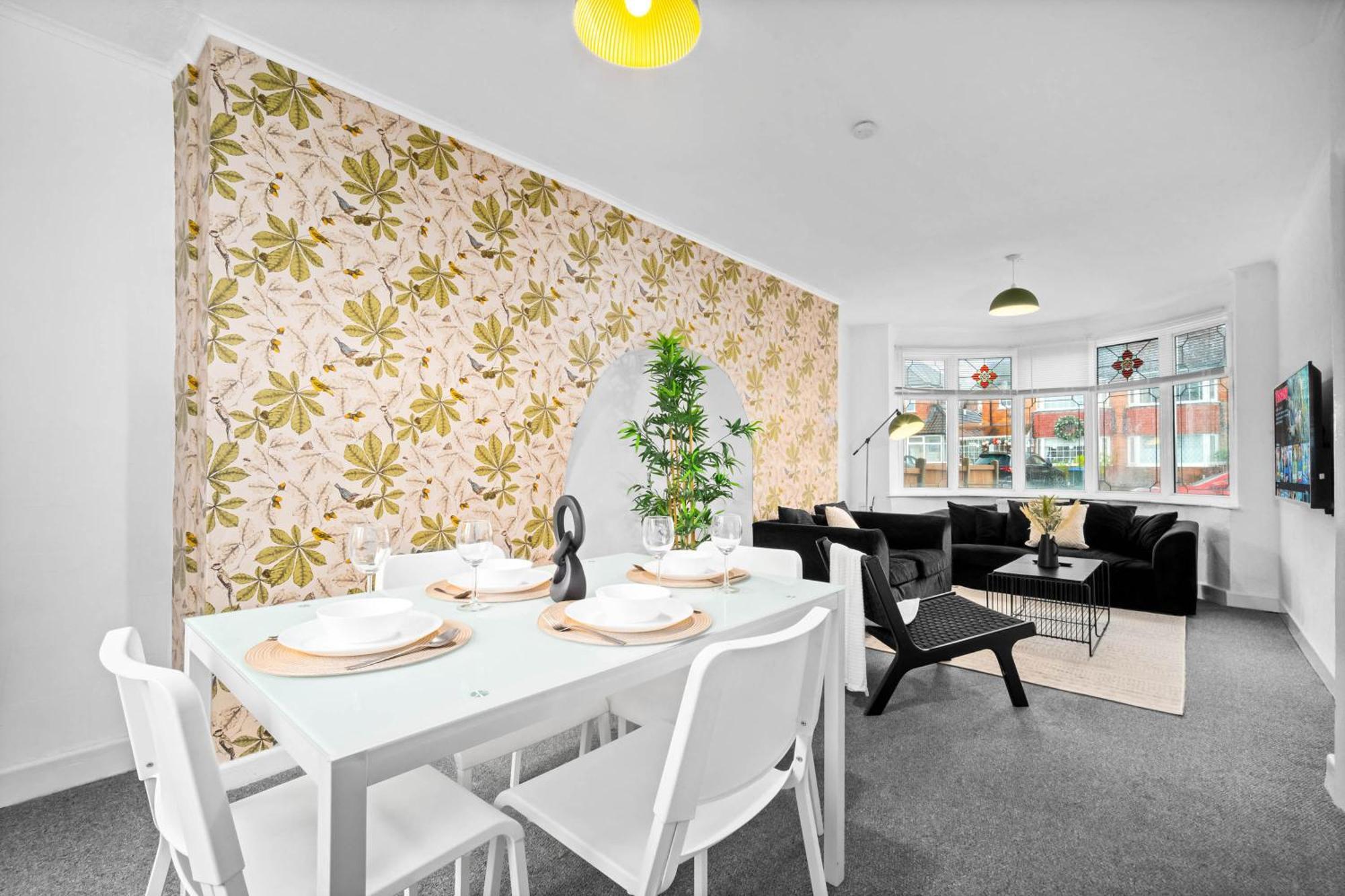 Stylish 3 Bedroom House - Parking - Garden - Great Barr - Netflix - Rated -121j Holiday home Birmingham