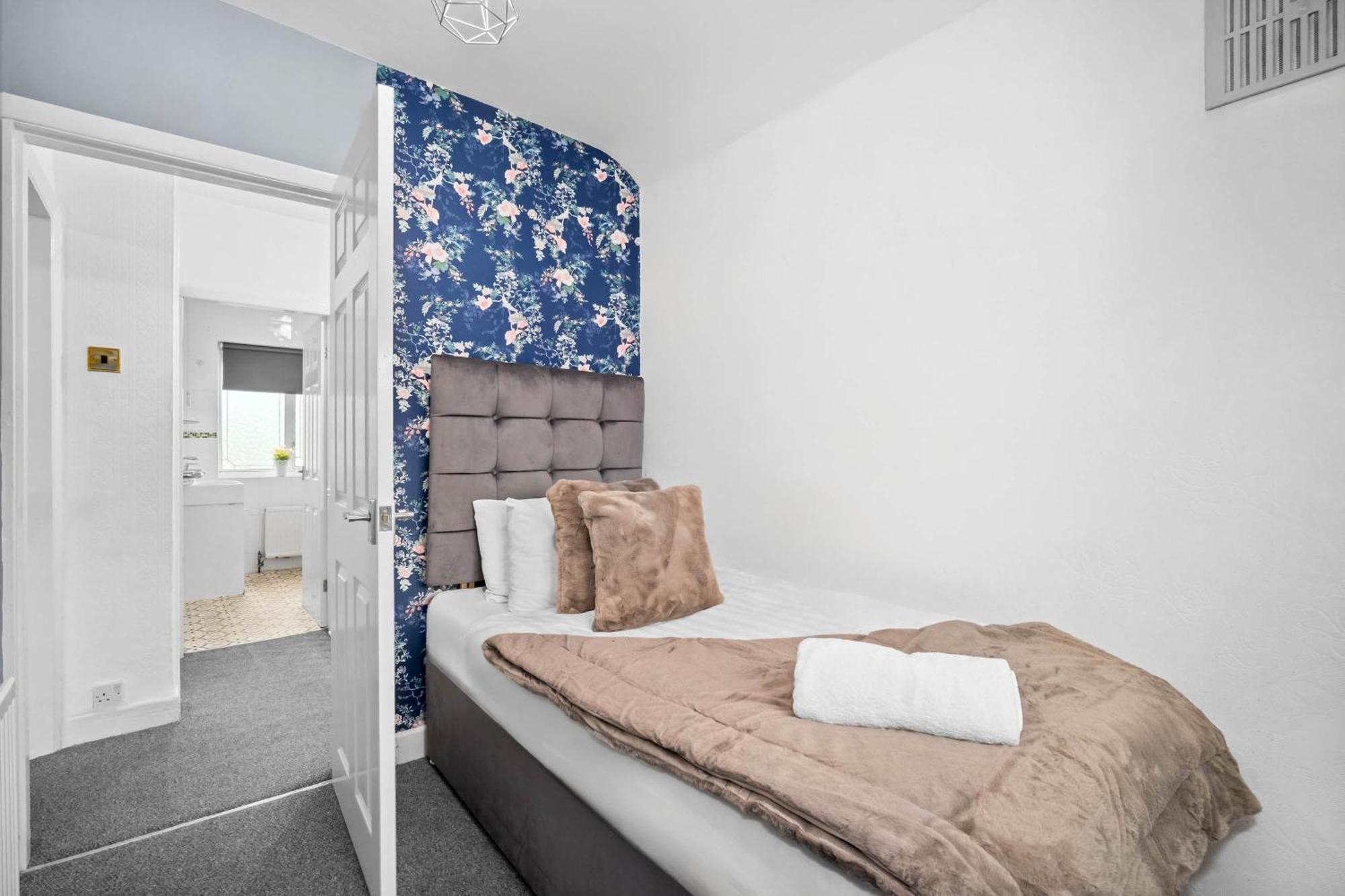 Stylish 3 Bedroom House - Parking - Garden - Great Barr - Netflix - Rated -121j Holiday home *