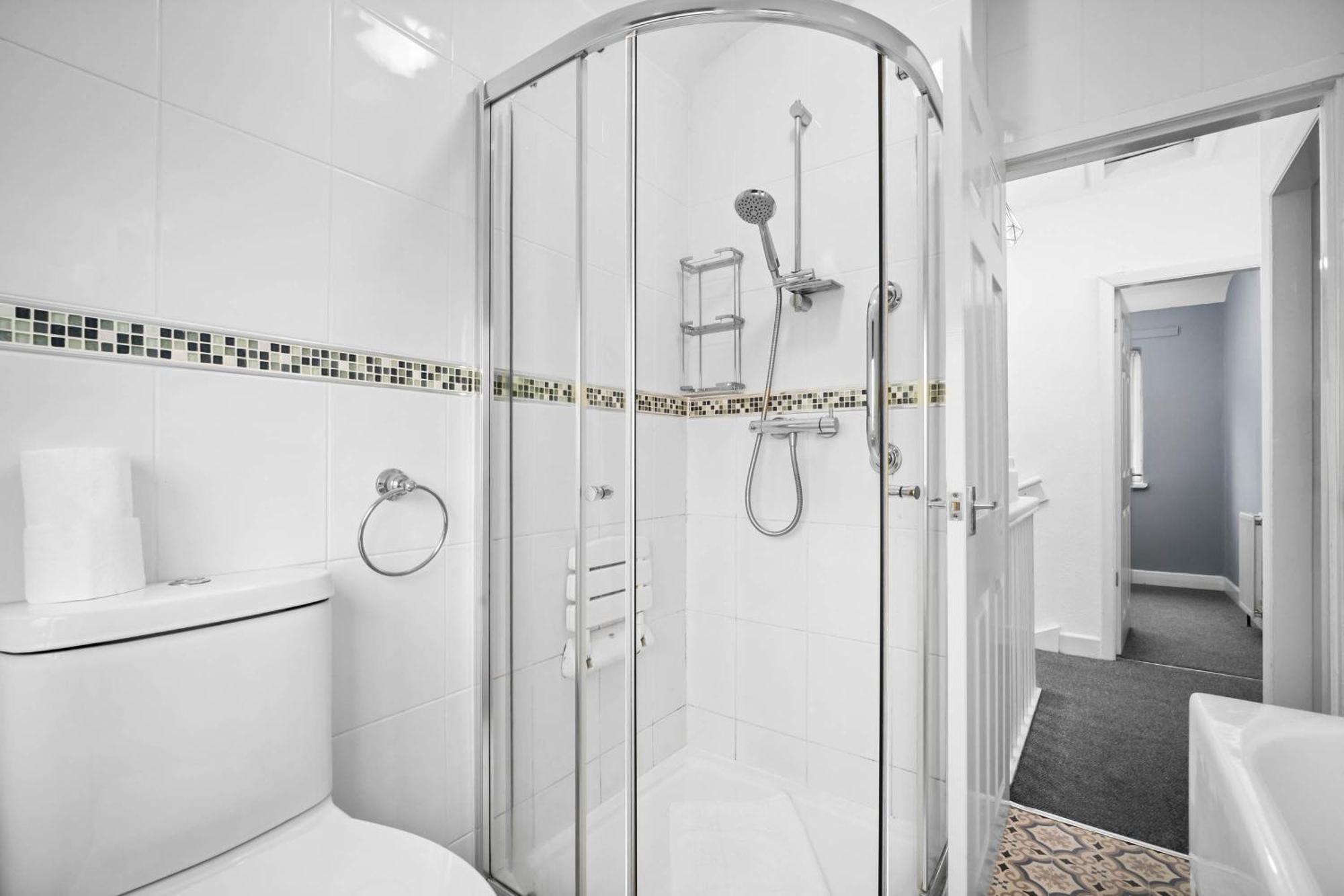 Stylish 3 Bedroom House - Parking - Garden - Great Barr - Netflix - Rated -121j