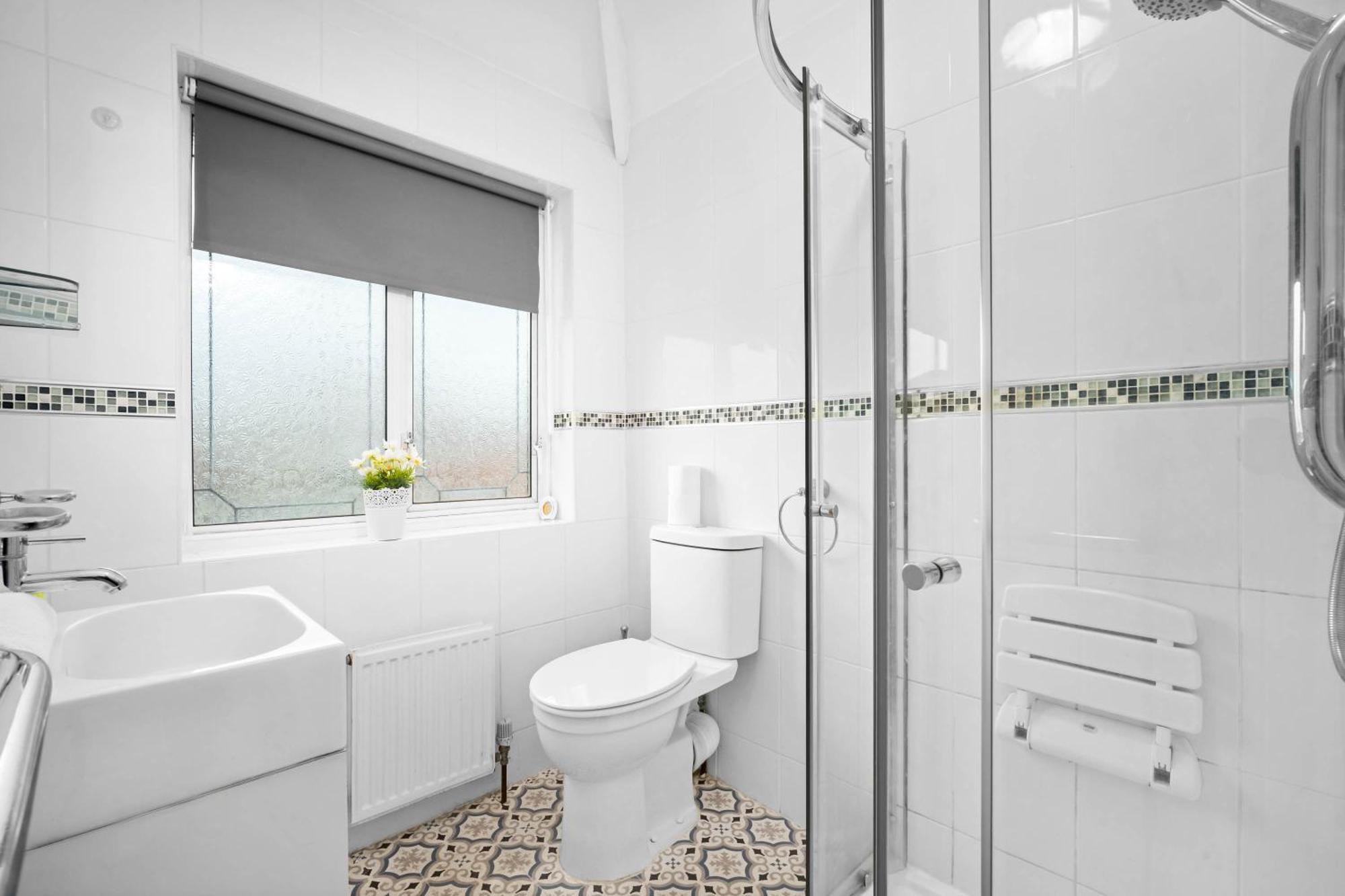 Stylish 3 Bedroom House - Parking - Garden - Great Barr - Netflix - Rated -121j Holiday home