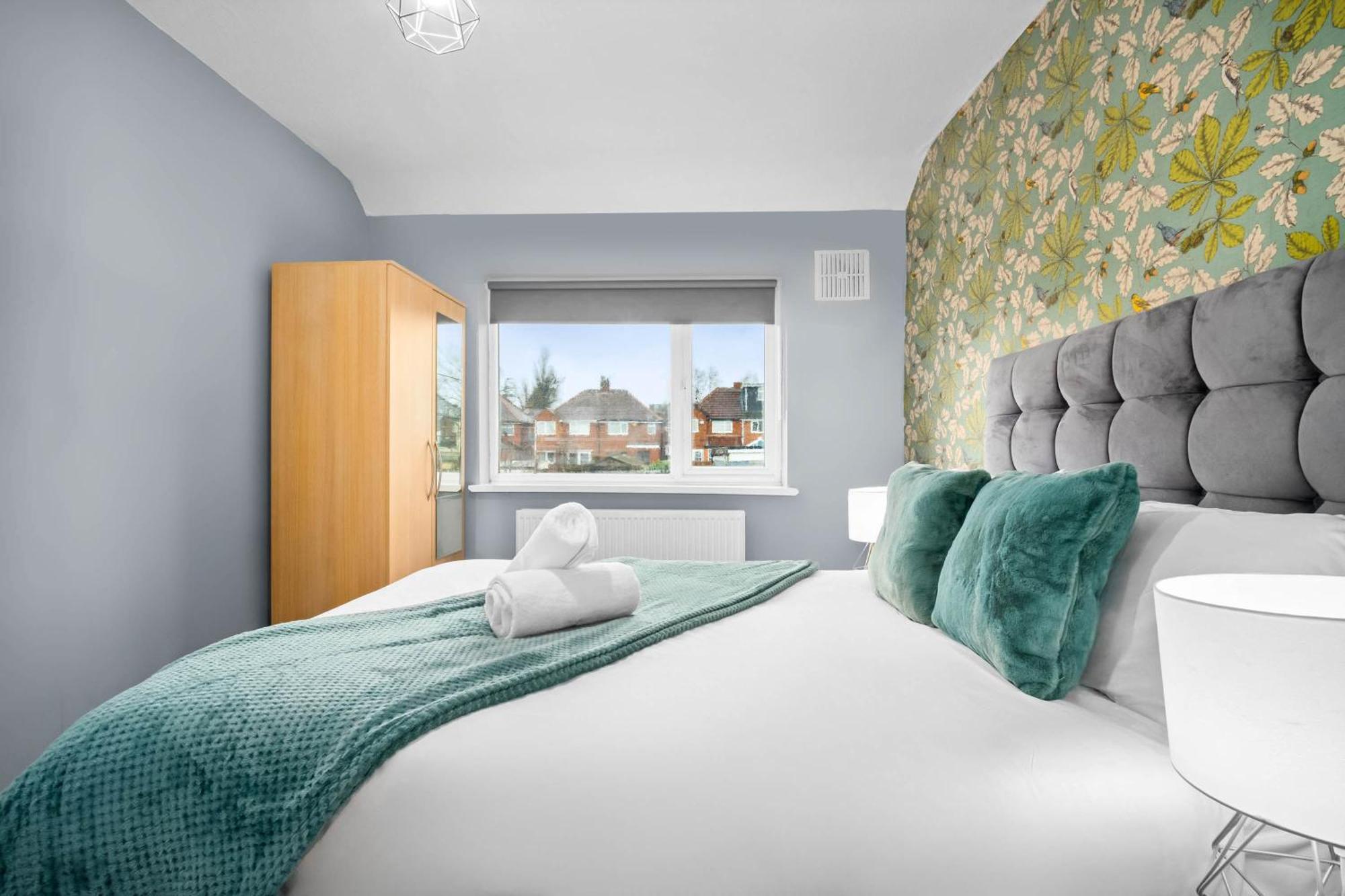 Stylish 3 Bedroom House - Parking - Garden - Great Barr - Netflix - Rated -121j Holiday home Birmingham