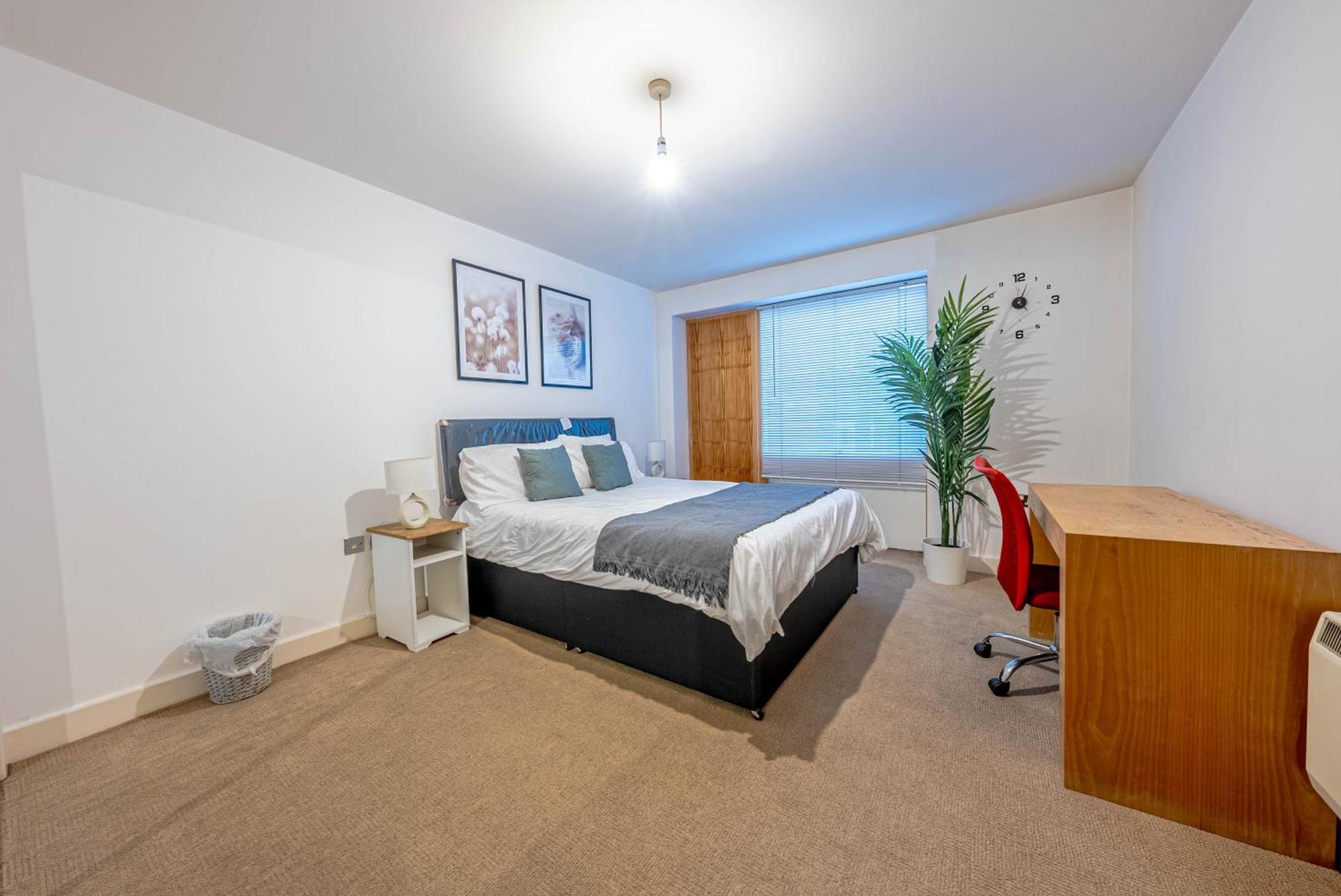 Centre Modern One Bedroom Free Gated Parking Apartment