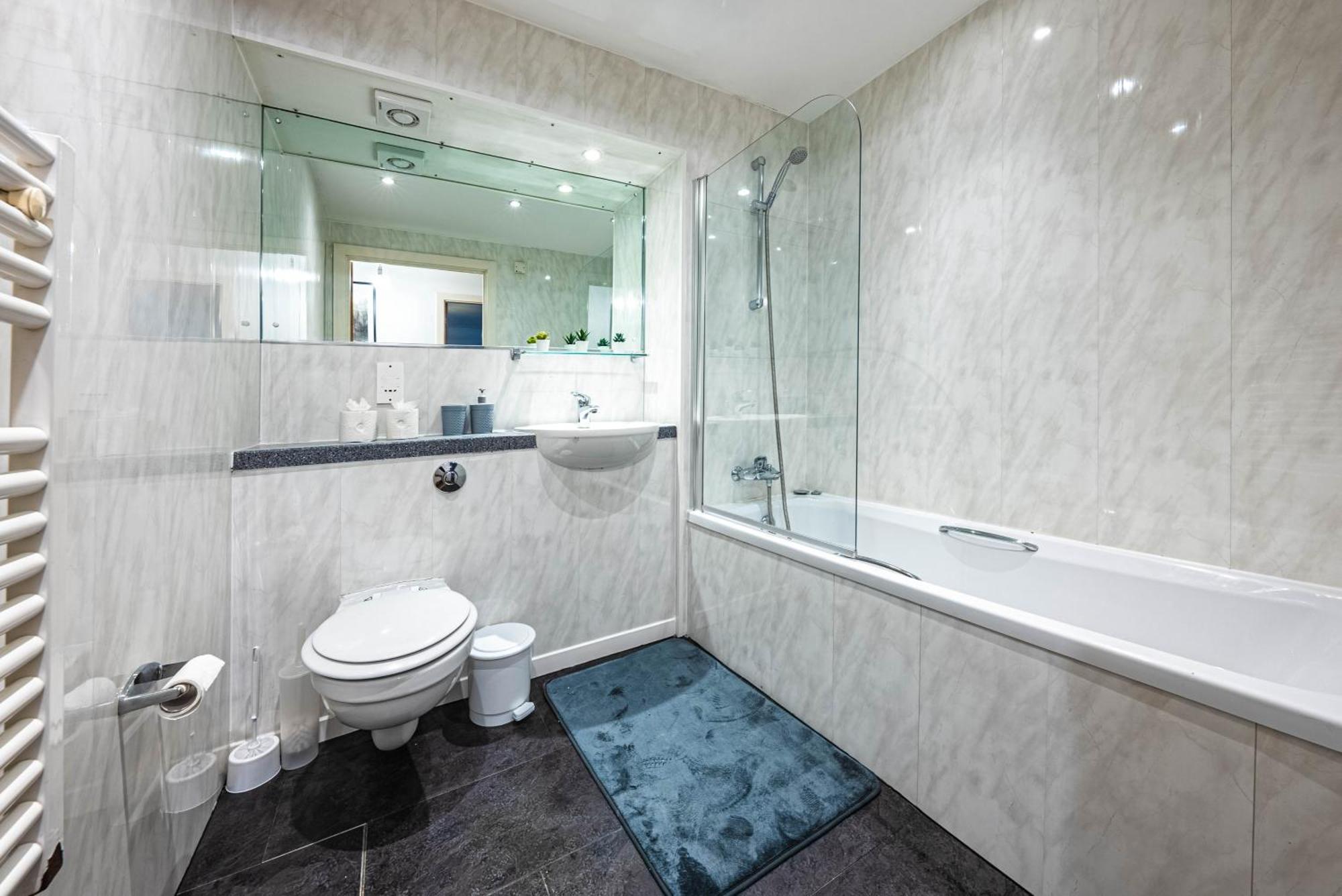 Centre Modern One Bedroom Free Gated Parking