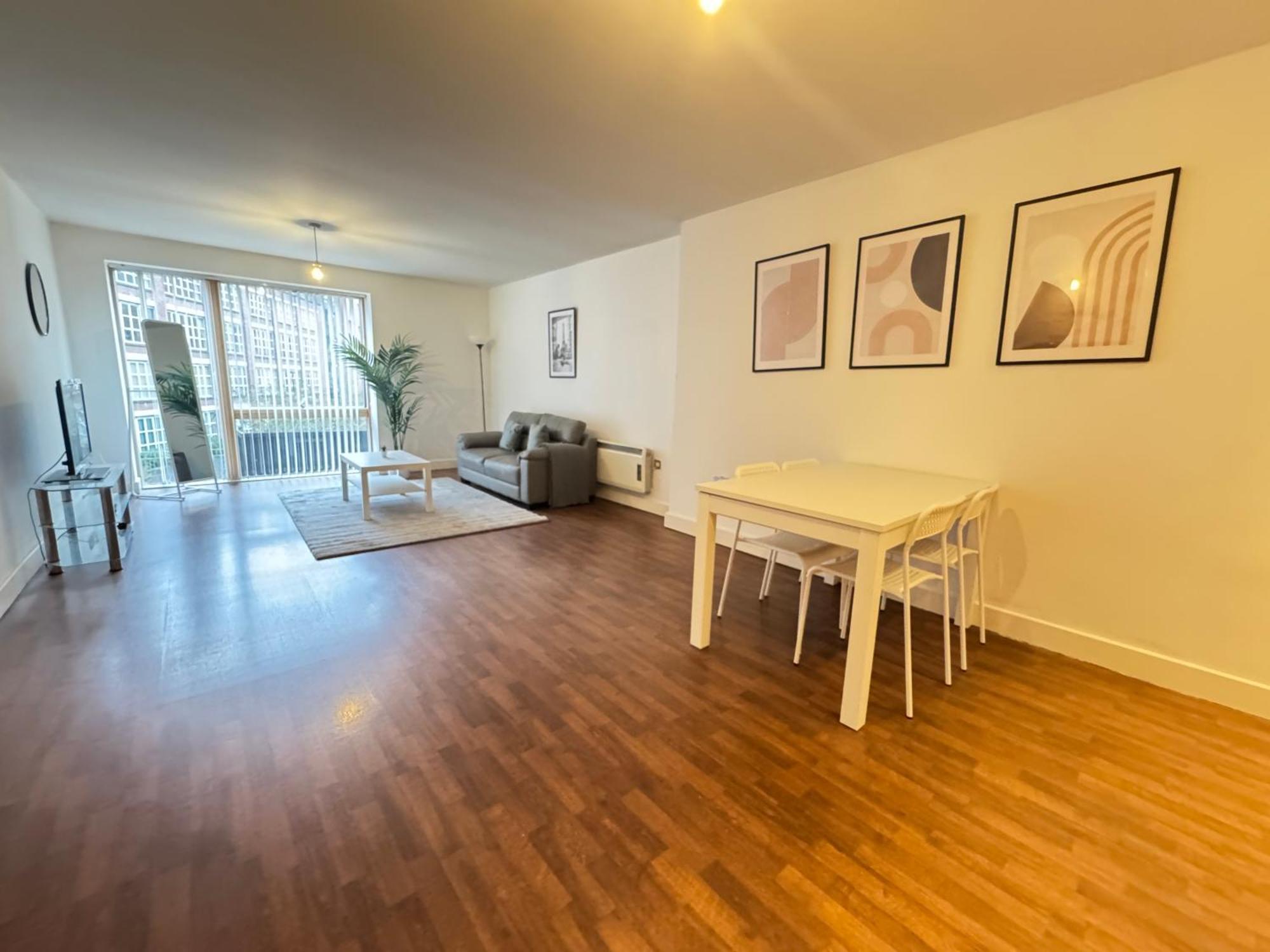 Centre Modern One Bedroom Free Gated Parking Apartment *